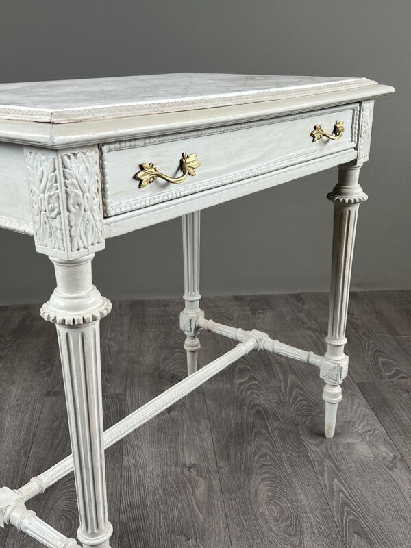 Table de style Louis XVI en bois peint et plateau en marbre, XXe Siècle