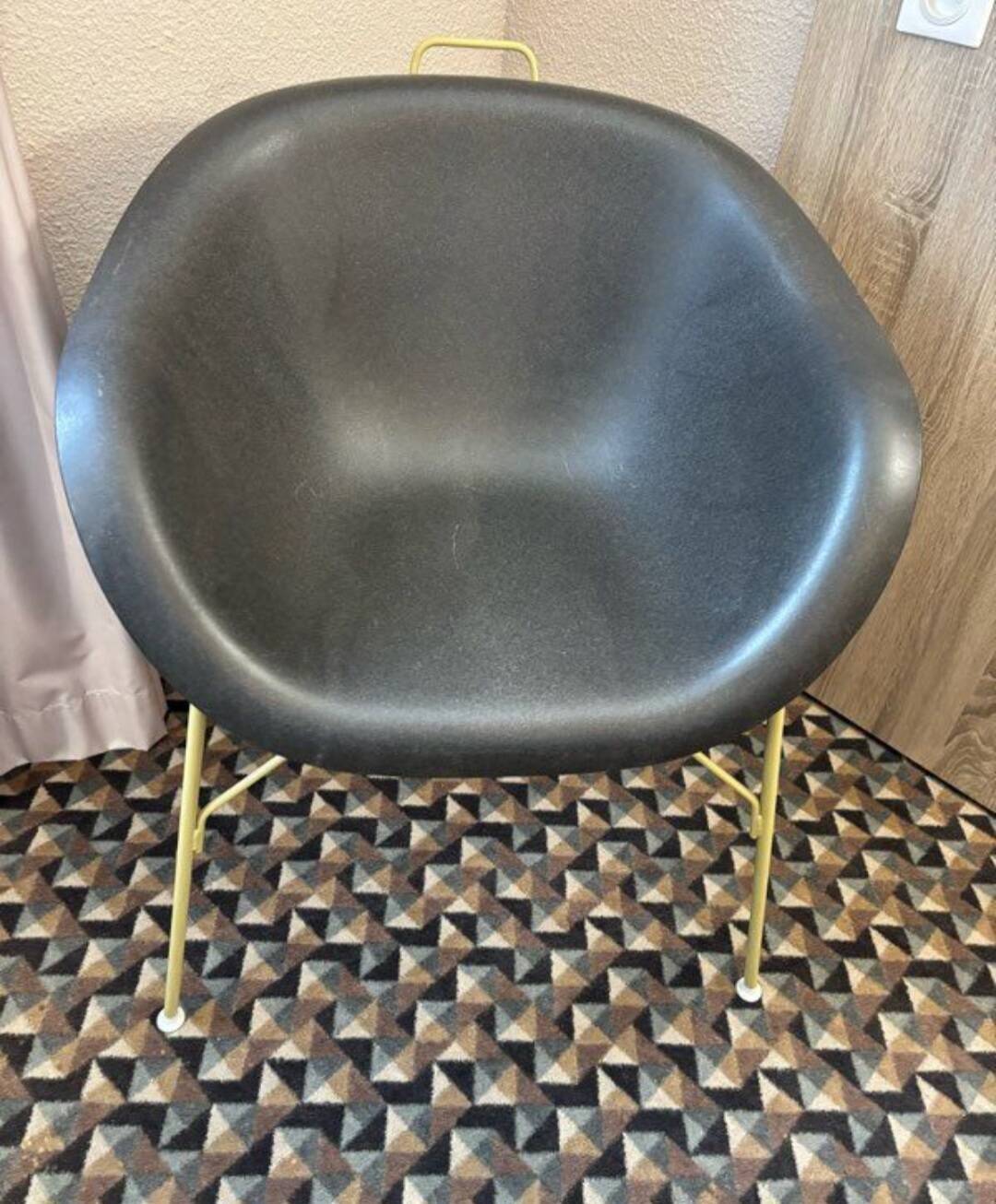Designer armchair with a black shell – metal frame