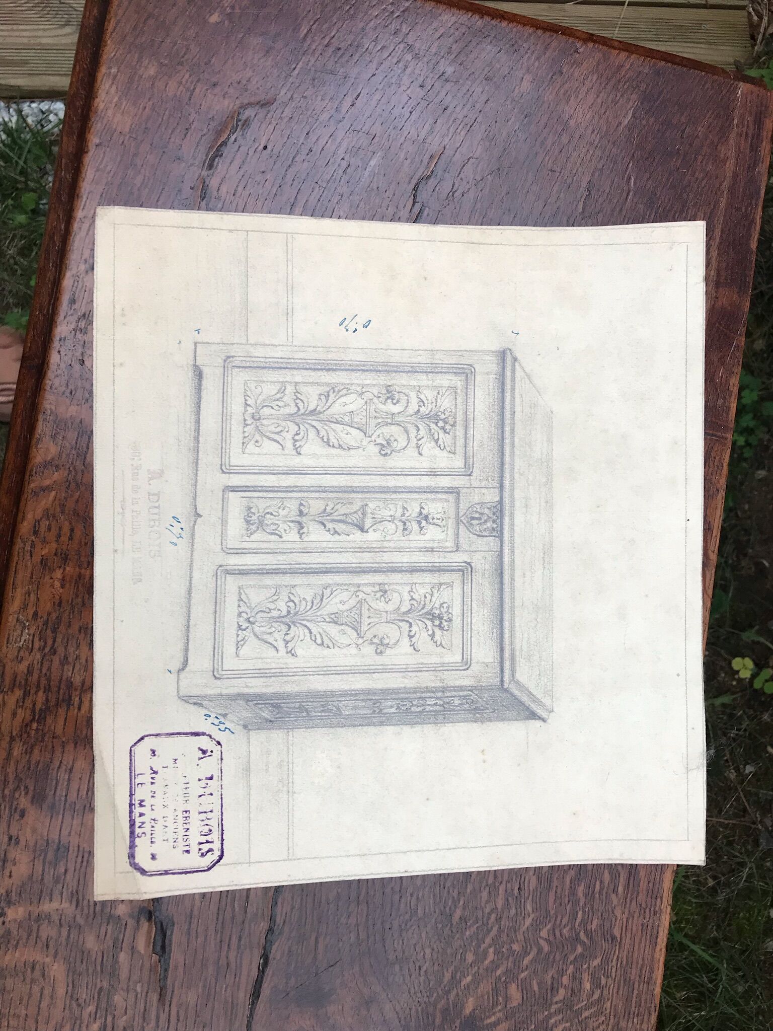 Coffre en bois sculpté et estampille a. dubois