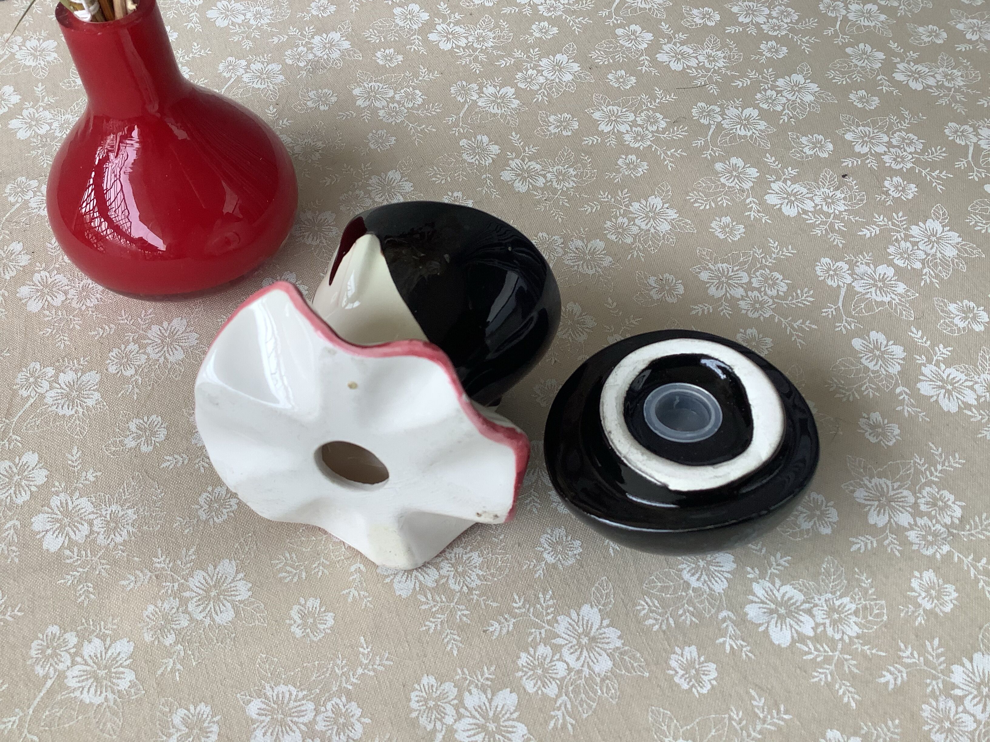 Coquetier and salt shaker Pierrot