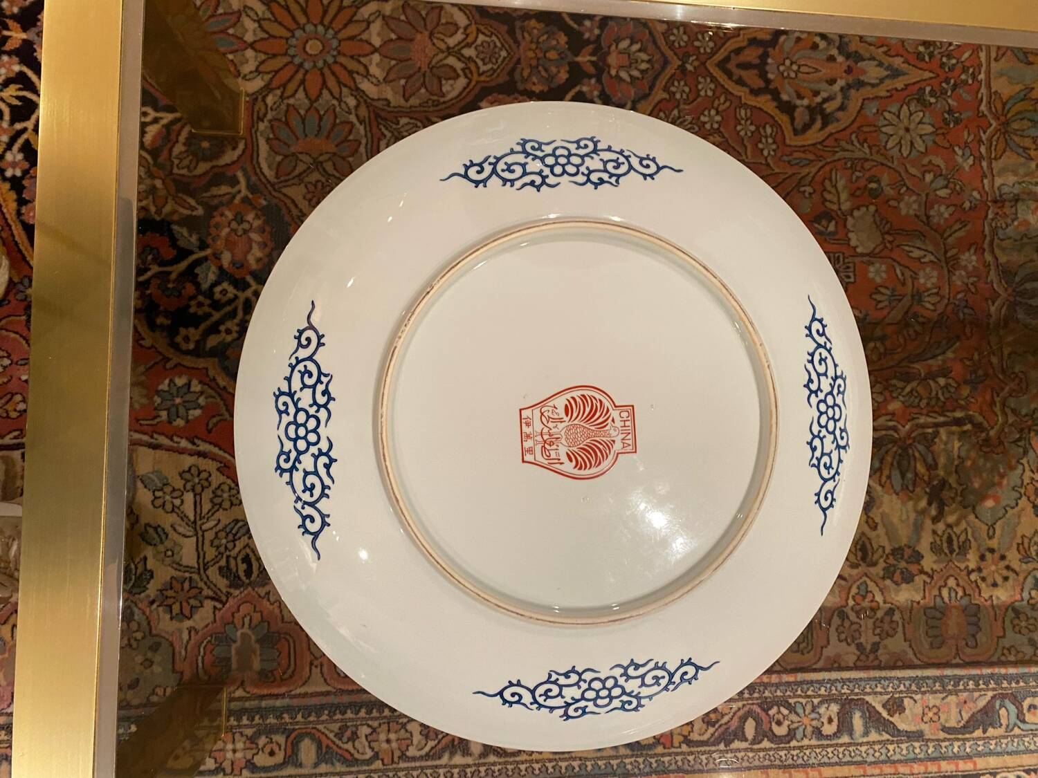 Pair of large Chinese porcelain dishes in Imari style, 20th century.