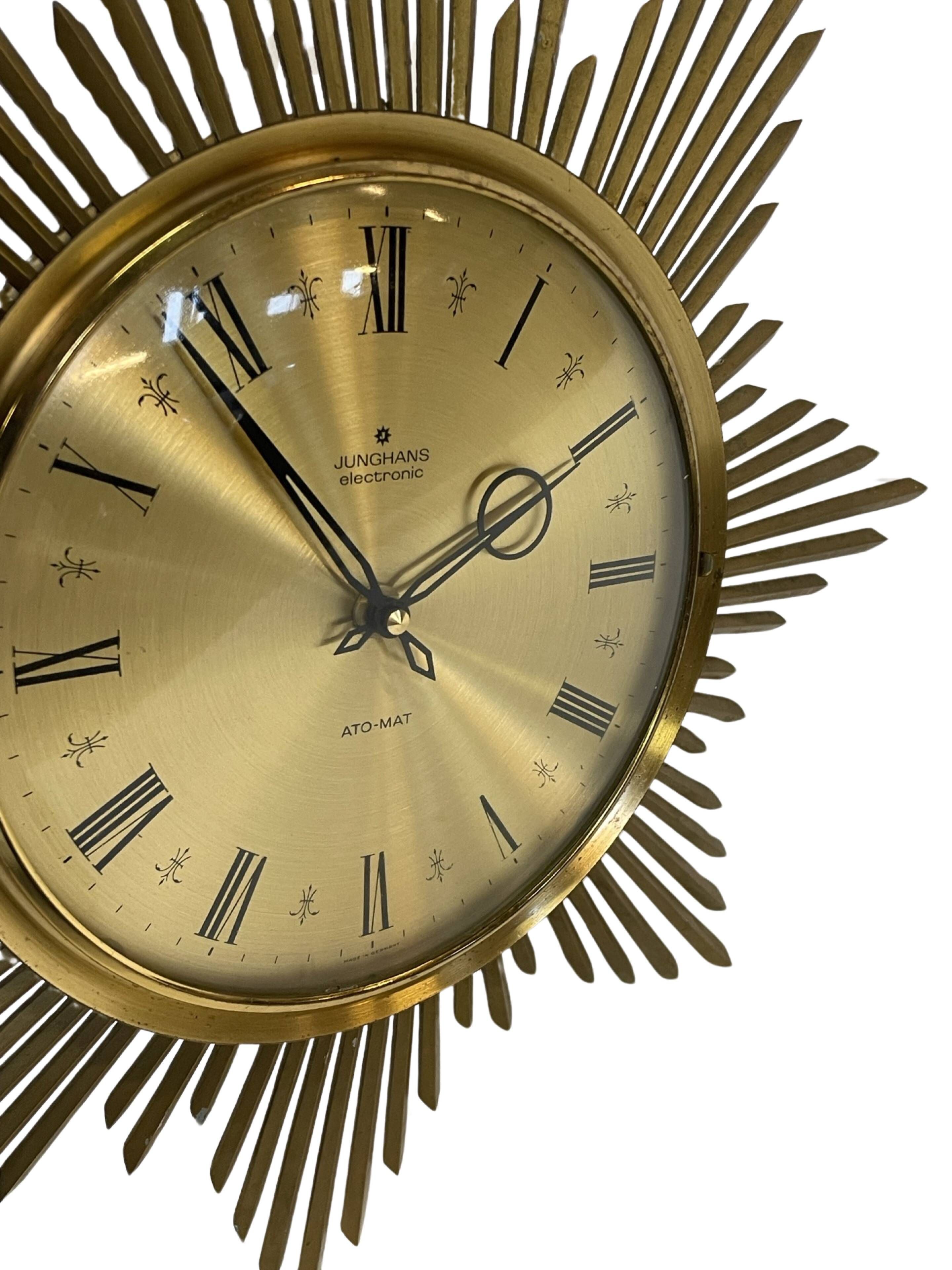 Horloge vintage sunburst de couleur dorée, design Junghans des années 1970