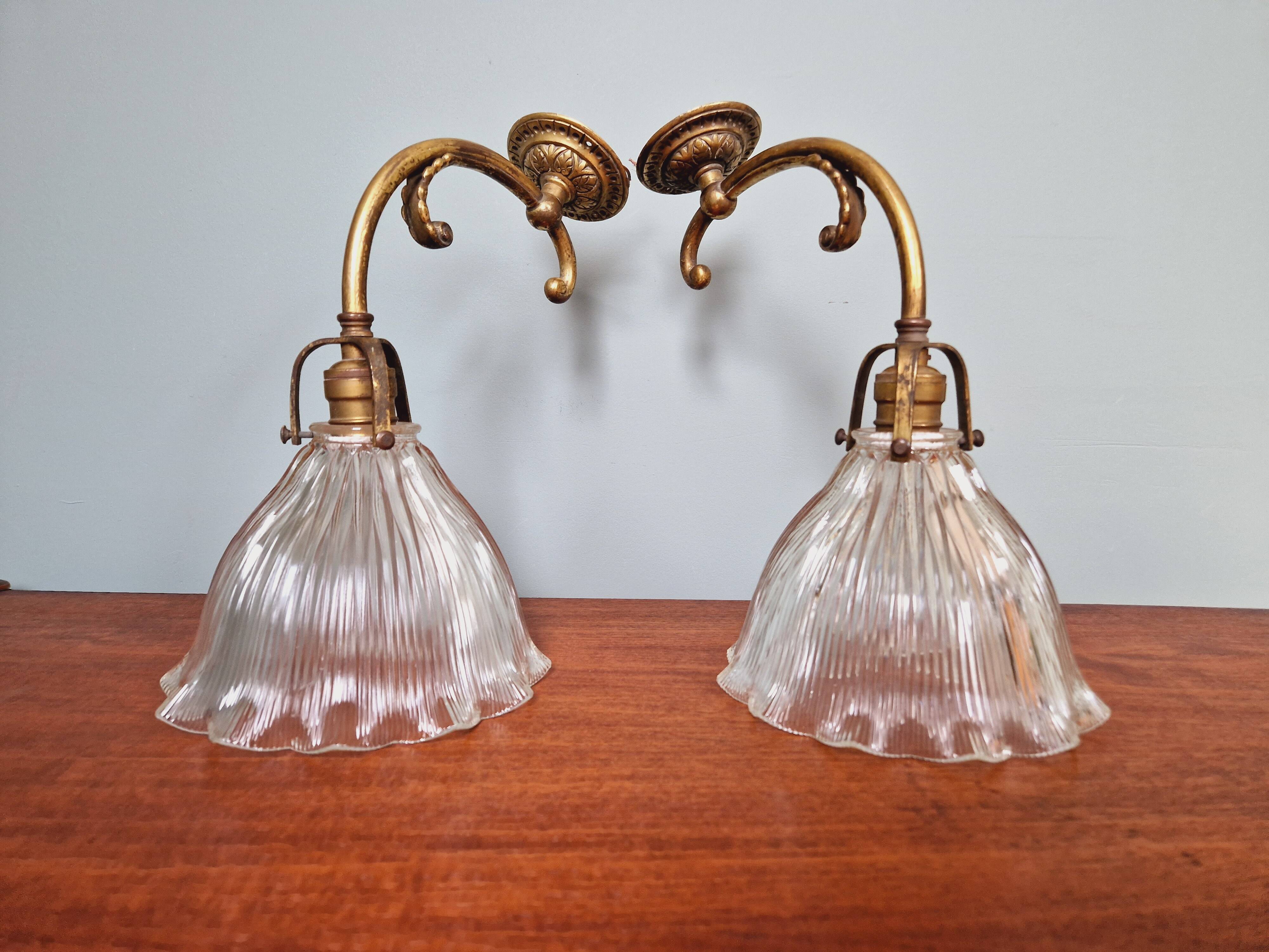 Paire d'appliques murales en bronze et verre rainuré Holophane