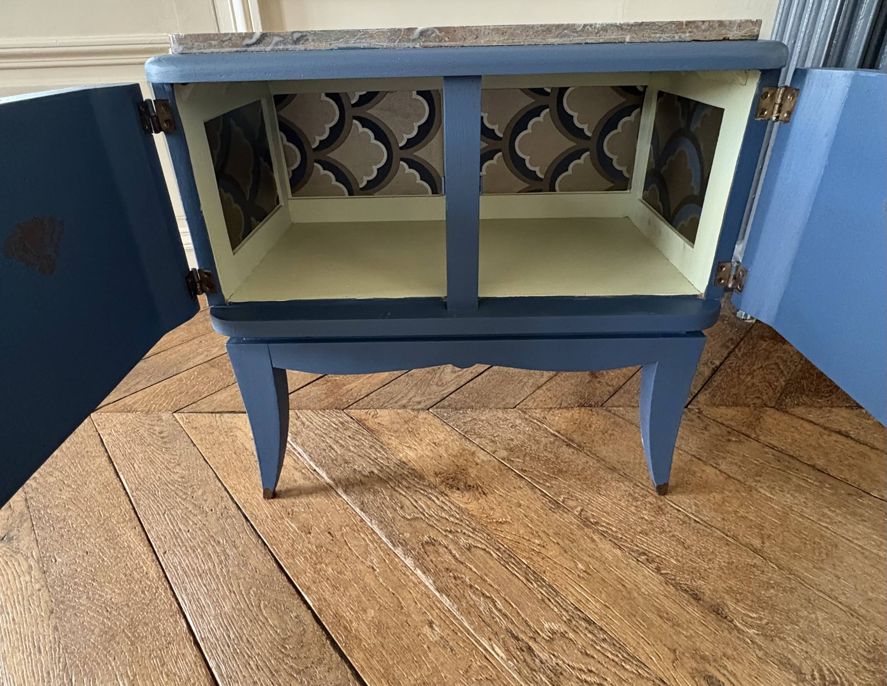 Petit meuble d'appoint art déco. Pièce unique