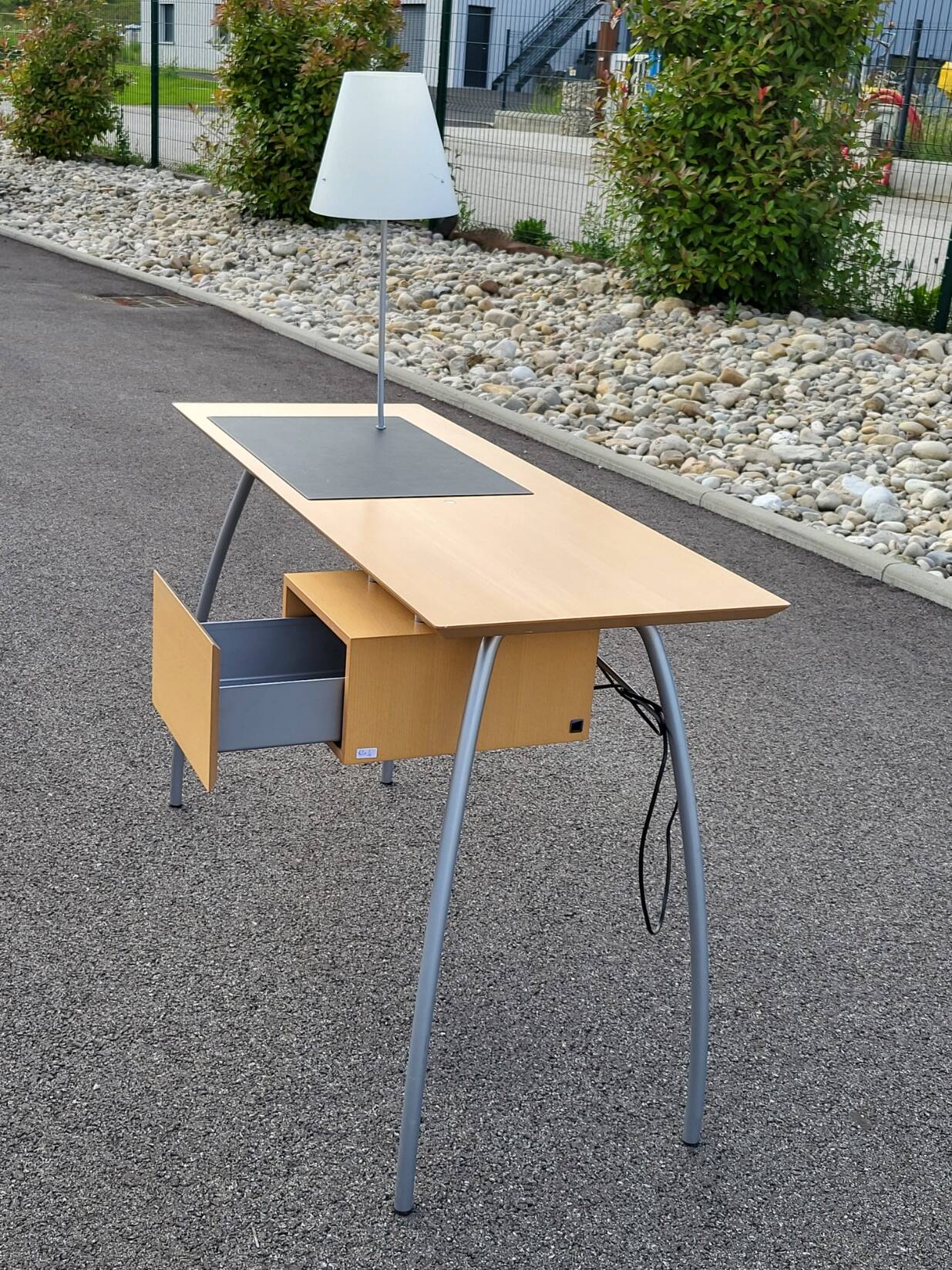 Jean Nouvel desk, Ligne Roset edition, with its original lamp, created for Relais & Châteaux in 1980.
