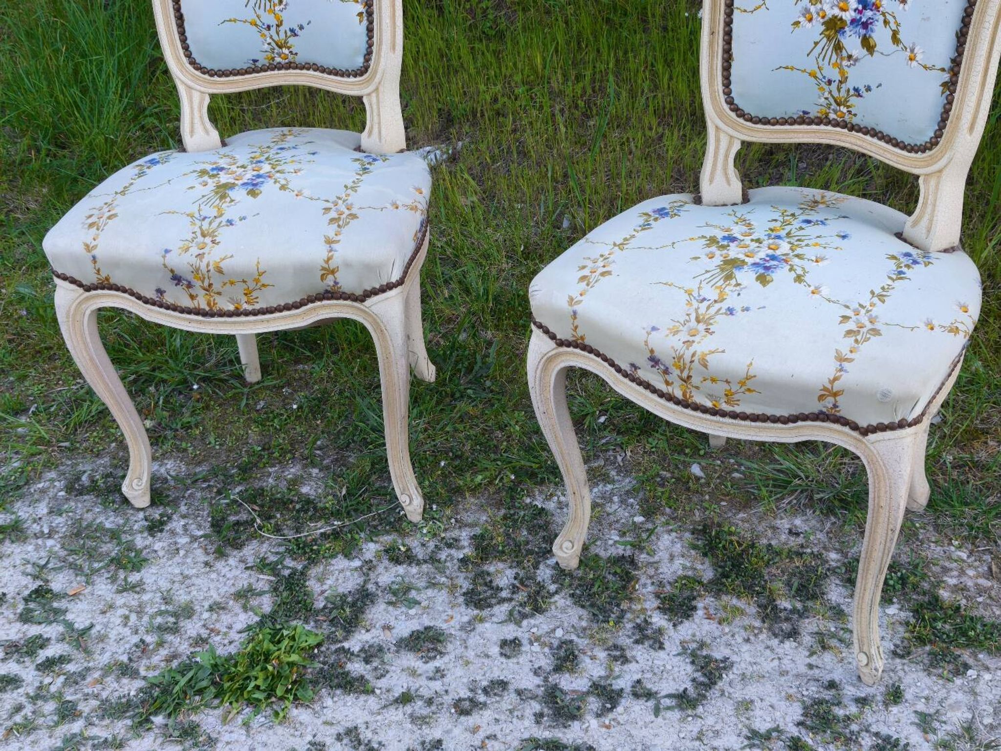 Pair of Louis XV style cabriolet chairs with a patina – floral fabric
