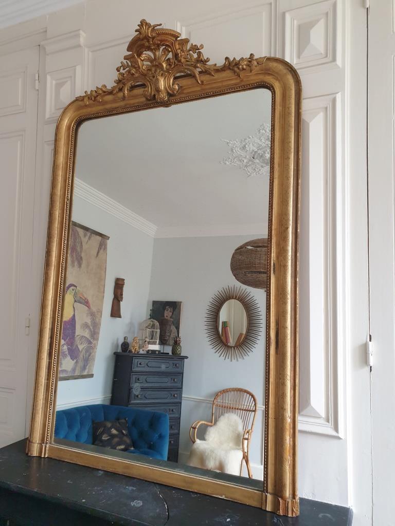 Golden mirror with pediment 98x151cm