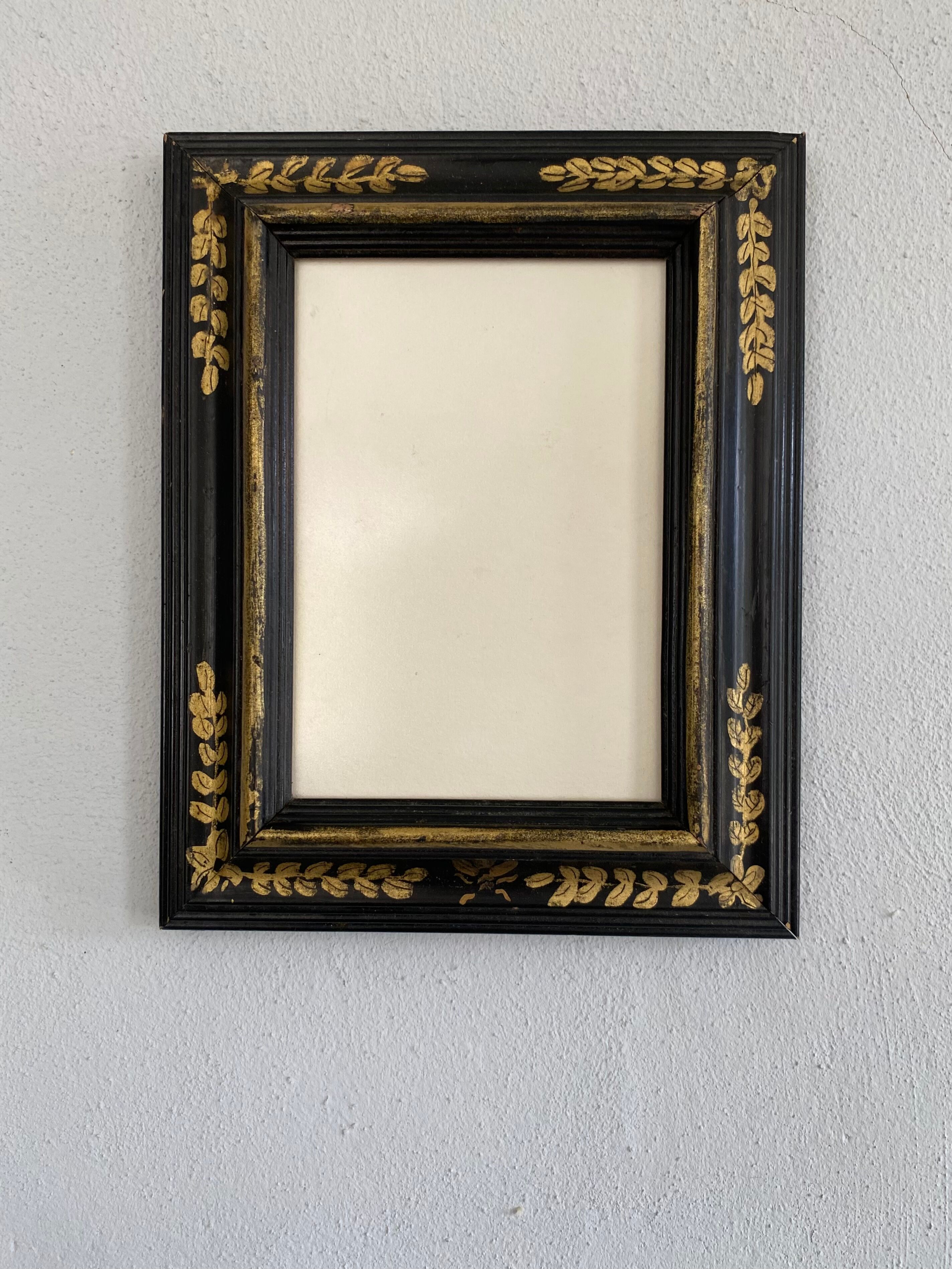 Painted wood glazed frame, to pose