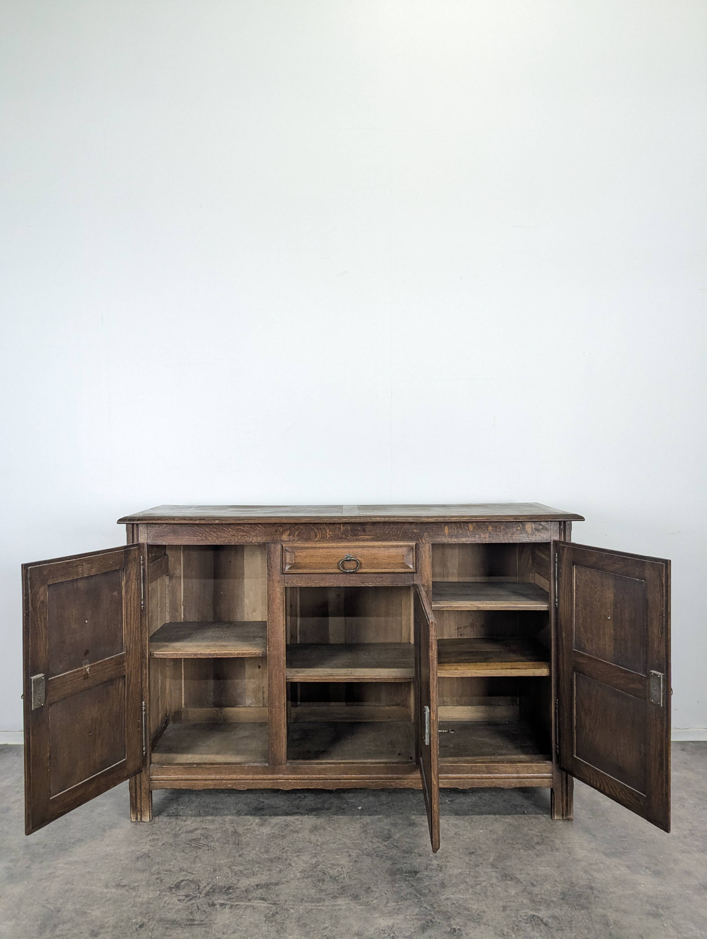 Buffet en chêne dans l'esprit de Dudouyt