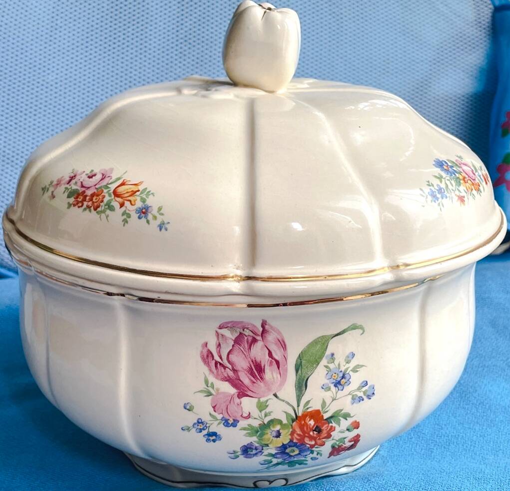 Soupière ancienne Badonviller – demi-porcelaine ivoire, fleurs et dorure