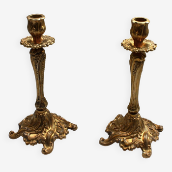 Paires de bougeoirs en bronze doré style Louis XV