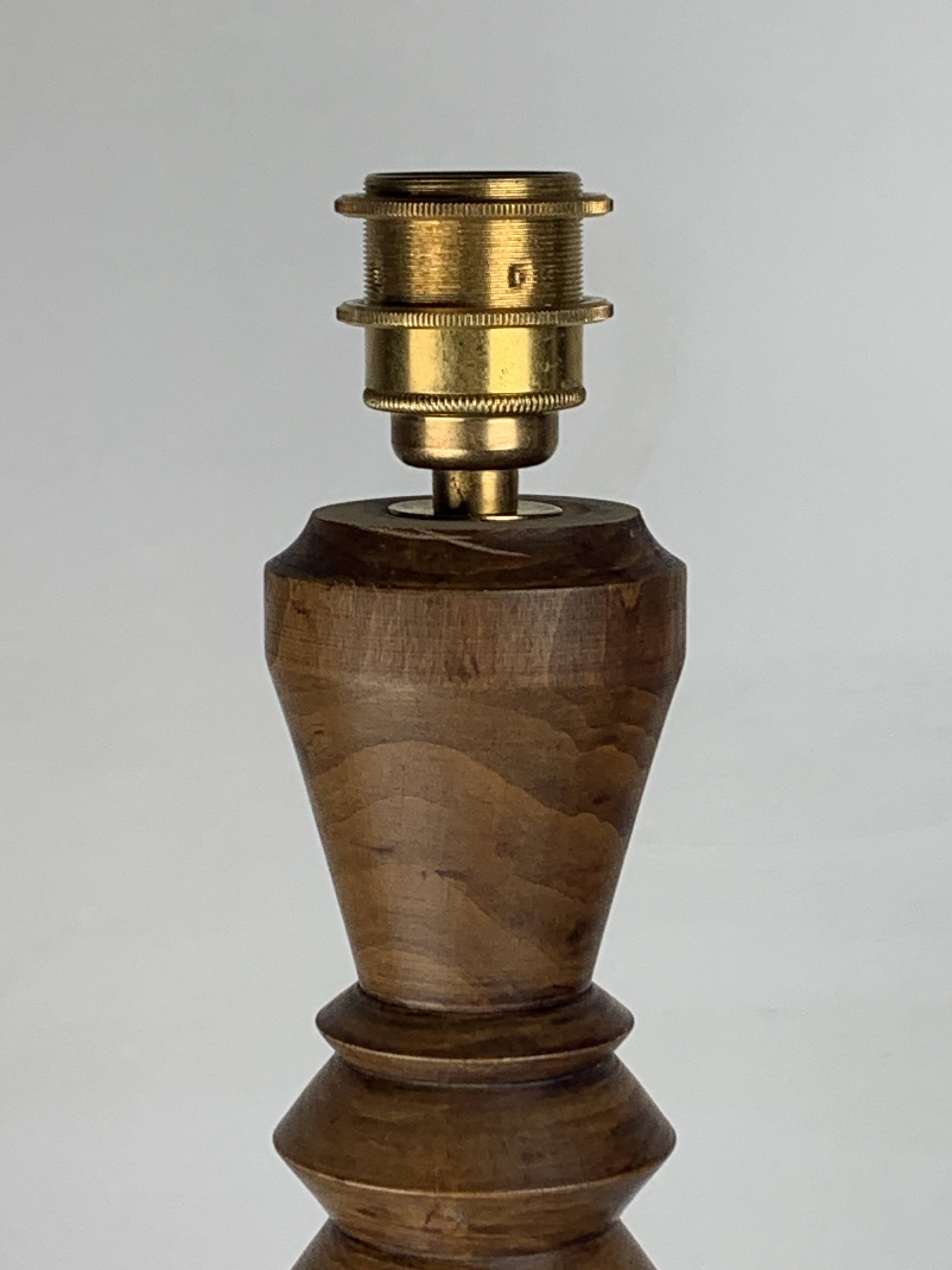 Lampe de table moderniste en bois tourné dans le style de Charles Dudouyt, France années 1940