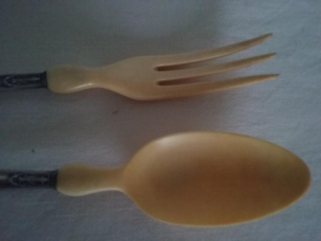 Pair of cutlery to salad horn and silver metal year 30.