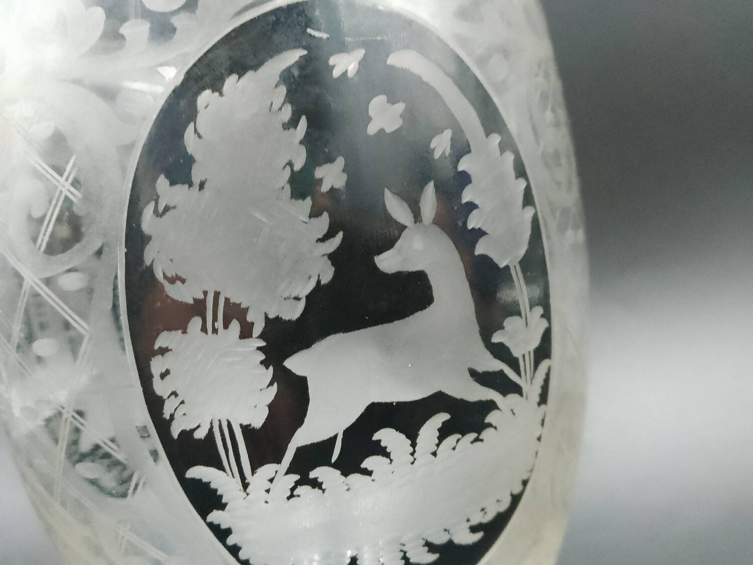 Early 20th century Bohemian vase in engraved crystal with castle and deer motifs