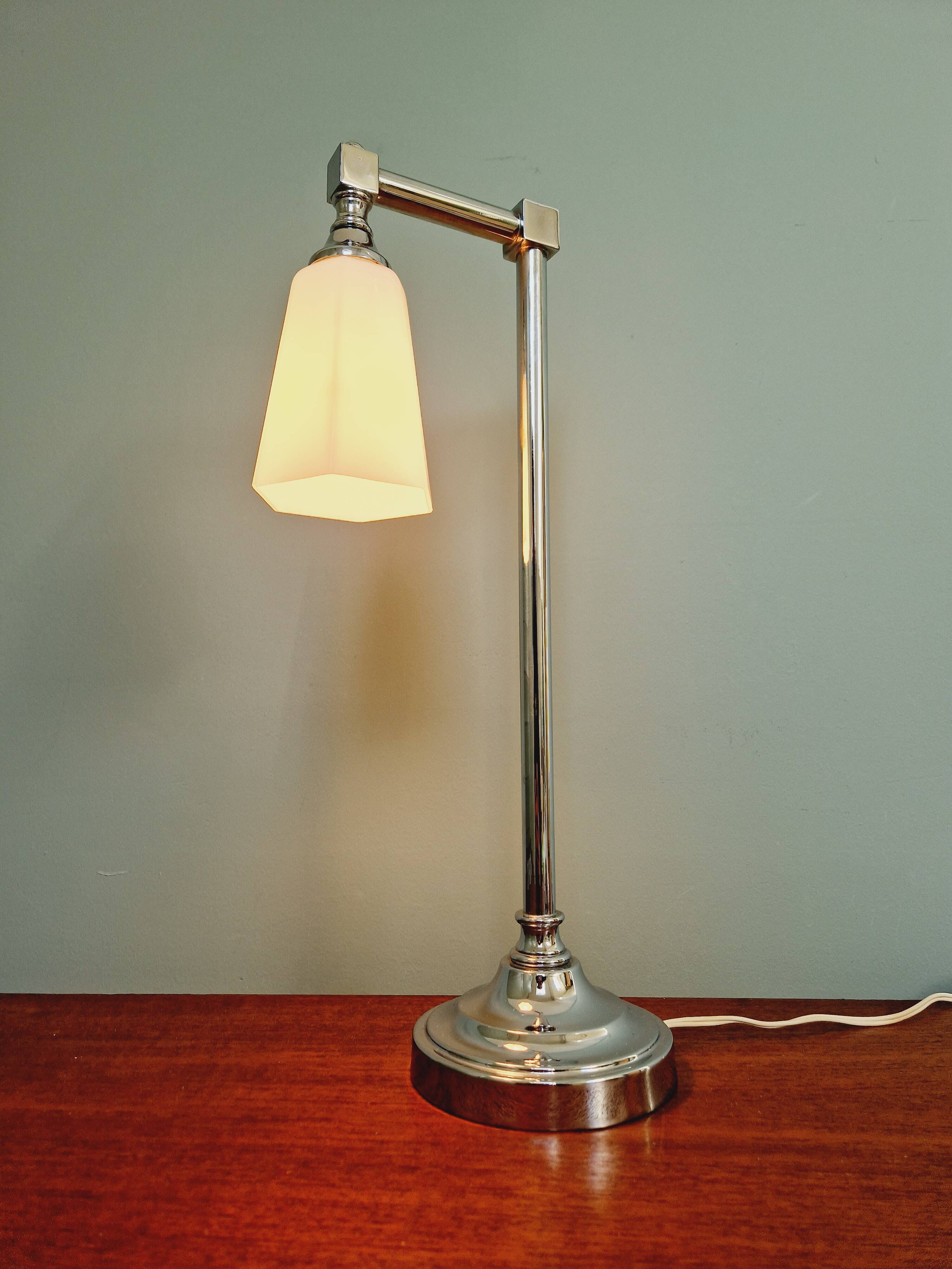 Desk lamp in chrome metal and white opaline