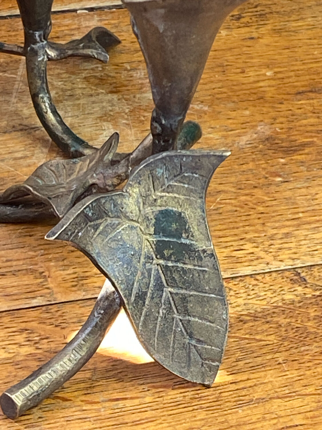Bougeoir floriforme en bronze