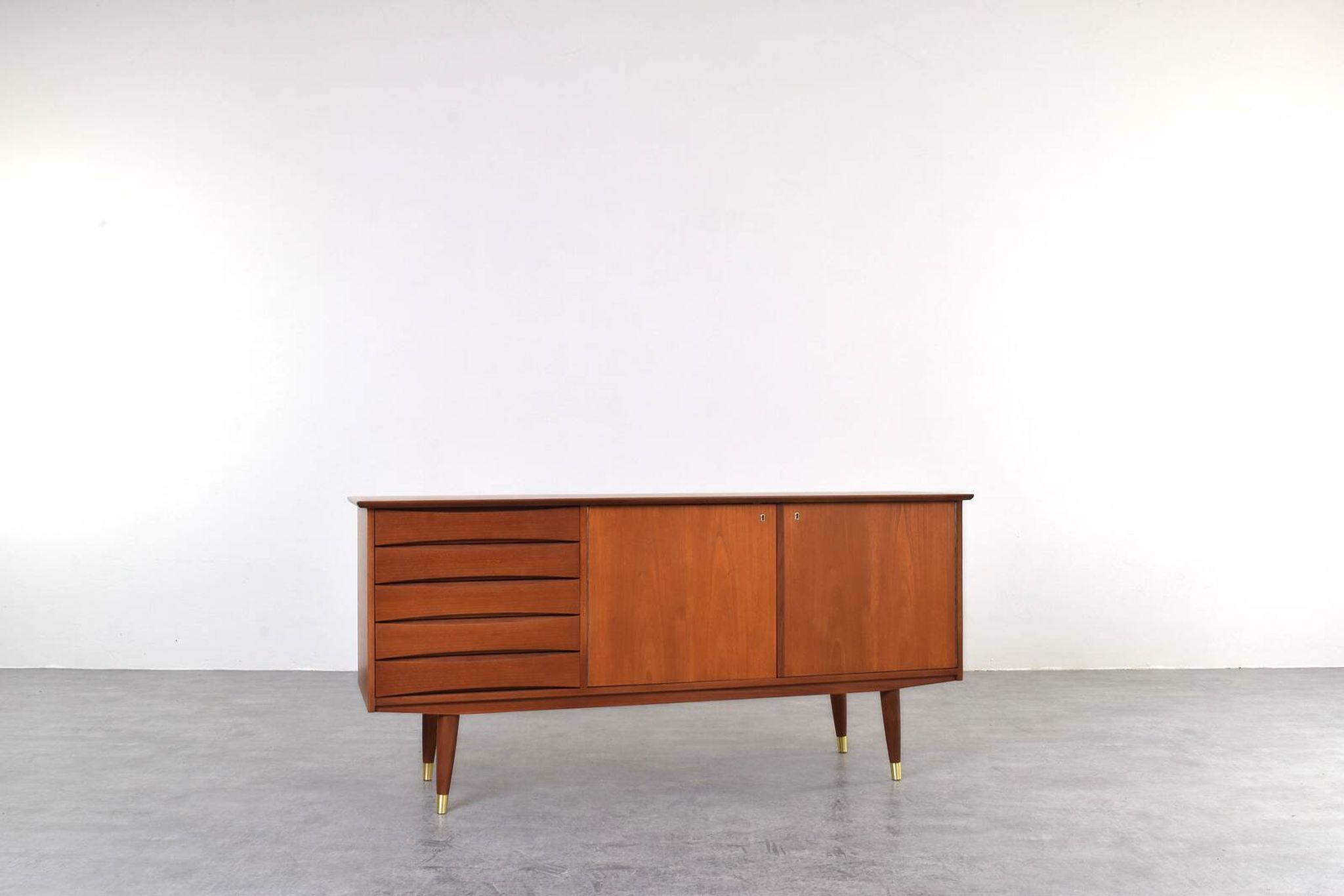 Buffet en teck du milieu du siècle par Fredrik A. Kayser, Norvège, années 1960.