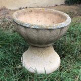 Round planter on stand