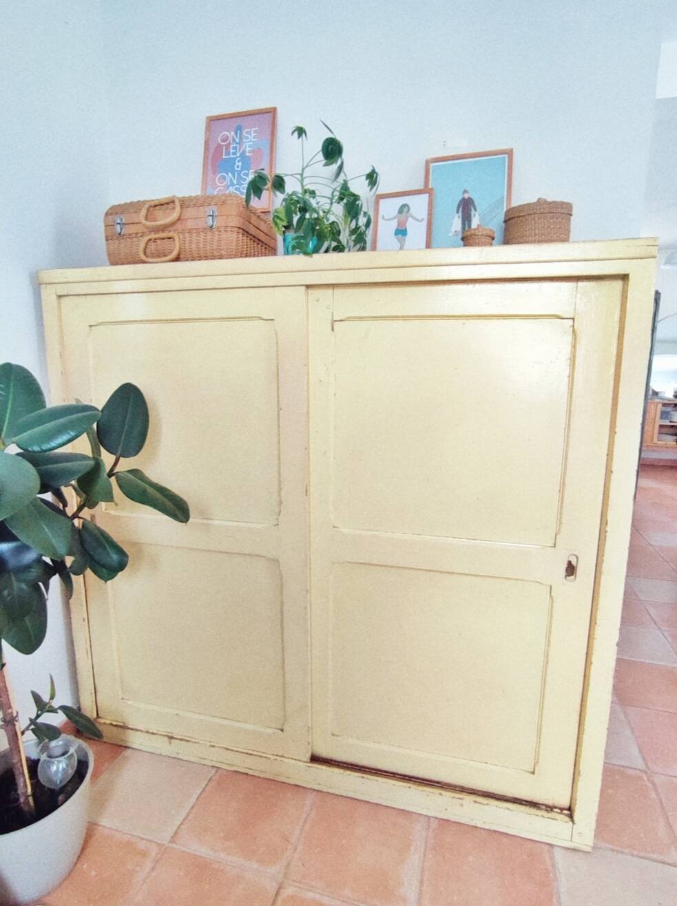 Trade furniture, storage furniture with sliding doors