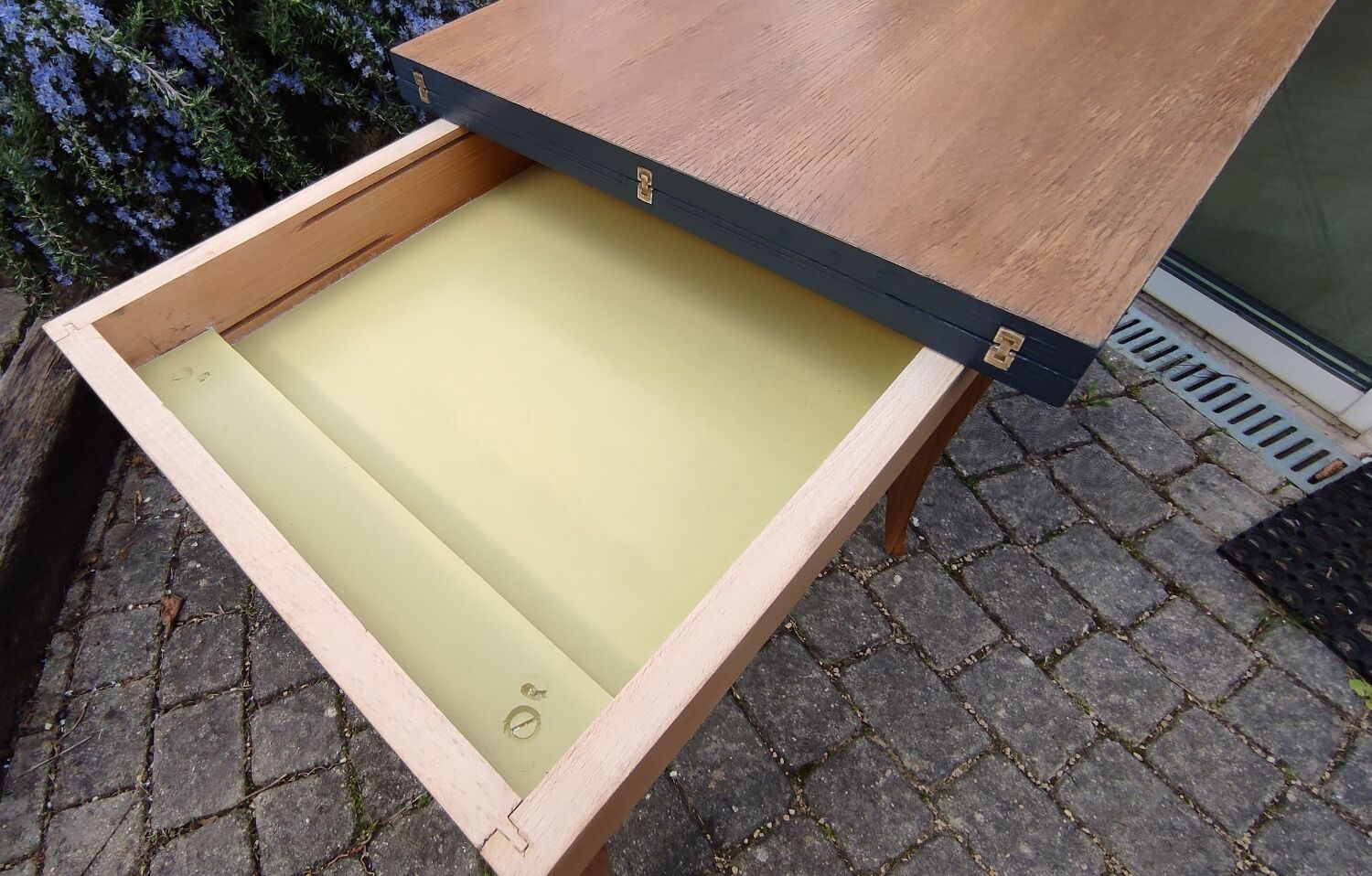 Expandable wooden table