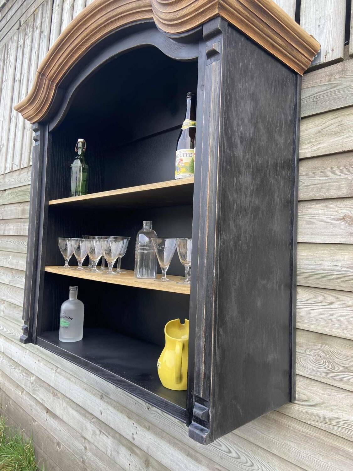 Wall-mounted shelf unit