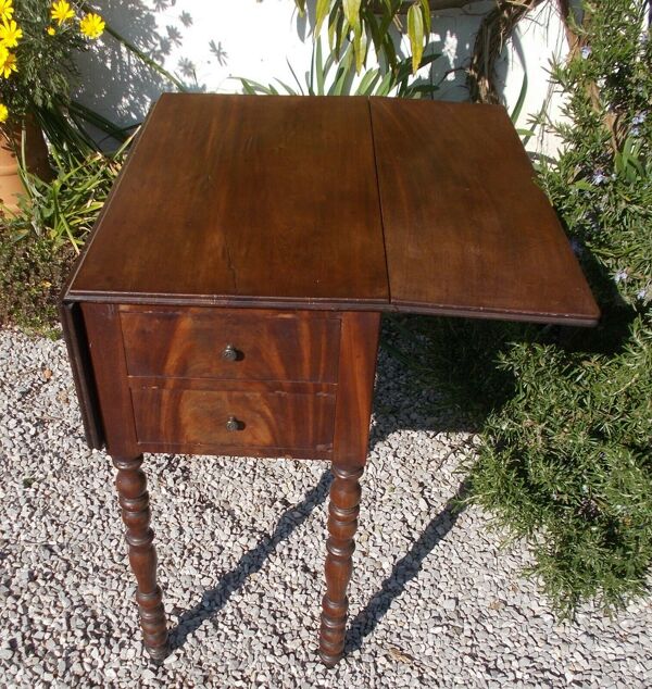 Table victorienne antique, table de travail en feuilles de goutte d’acajou, table d’côté, vers 1880