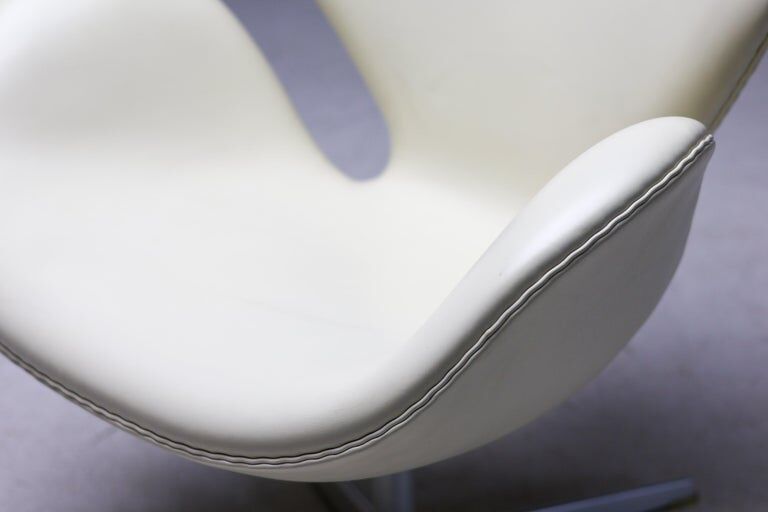 Arne Jacobsen – Swan Chair 50th Anniversary, champagne, limited edition, 2008