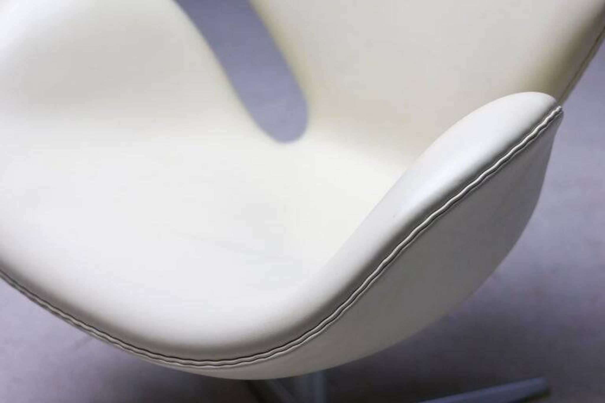 Arne Jacobsen – Swan Chair 50th Anniversary, champagne, limited edition, 2008