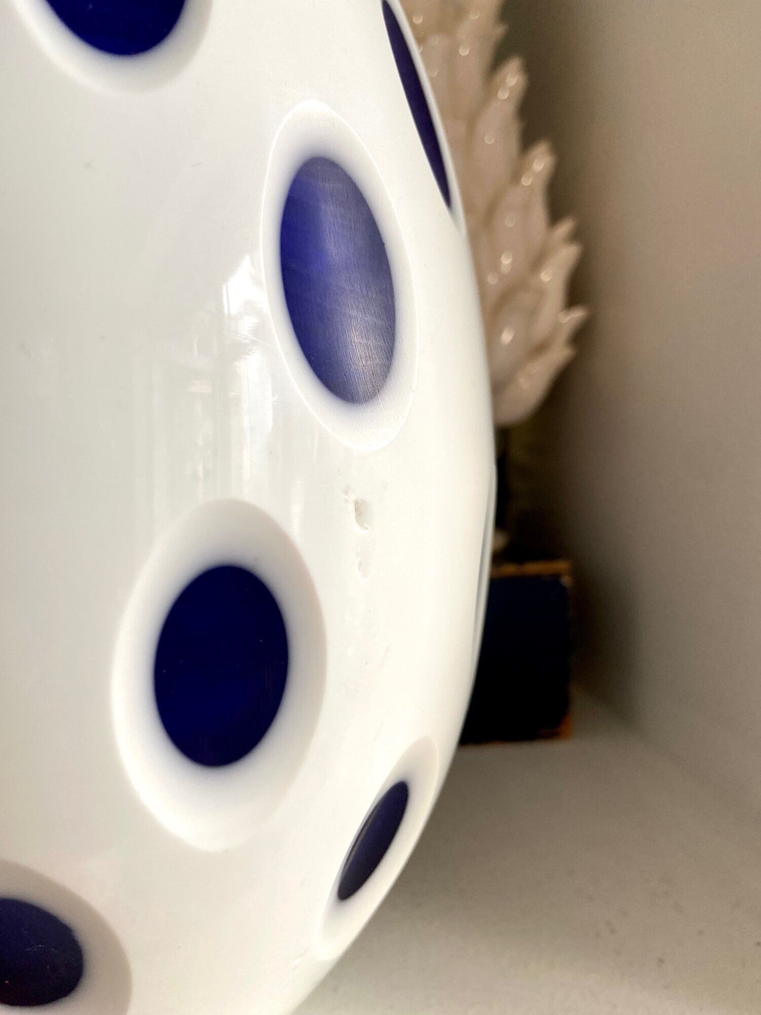 Vase overlay en pâte de verre blanche et bleue