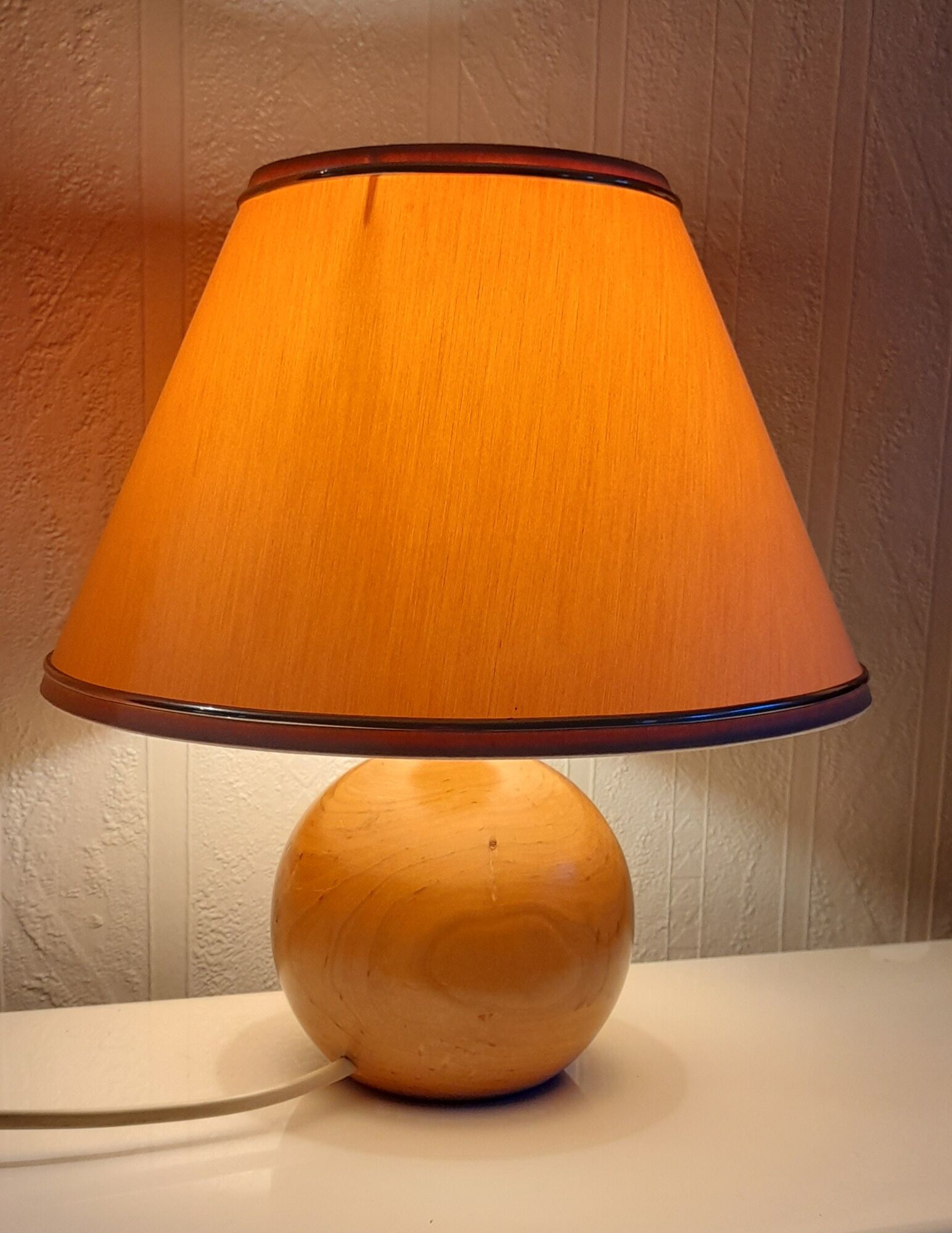 Lampe de chevet pied boule bois blond, abat jour ecru