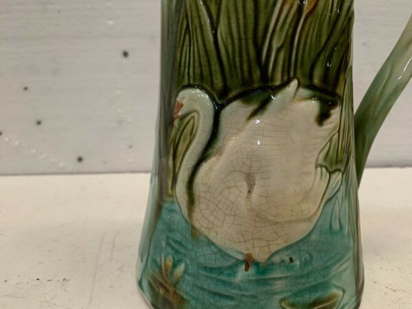 Pichet ancien en faïence polychrome Décors de cygnes XX siècle