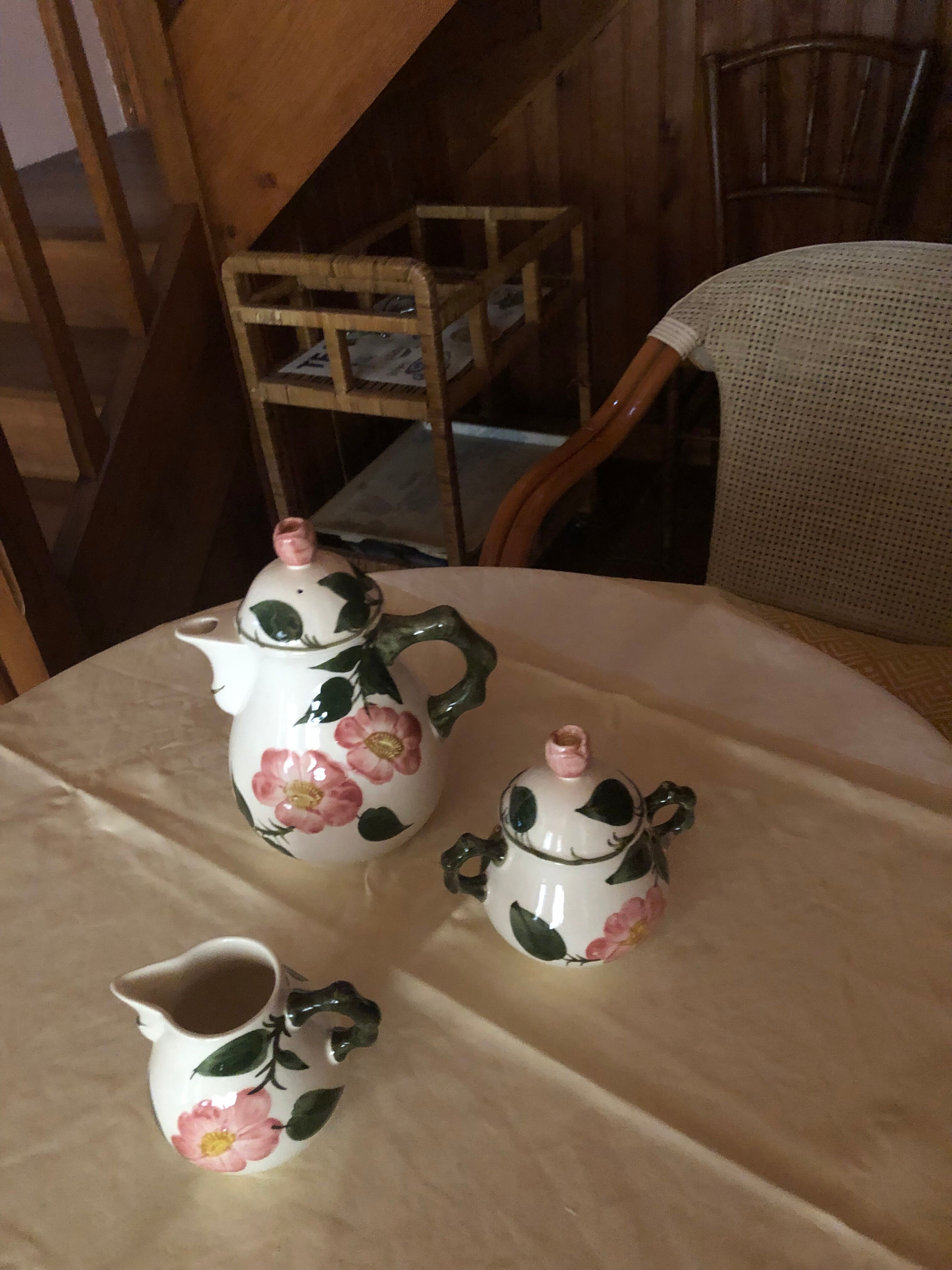 Service à thé (Théière, sucrier, pot à lait) Wild roses en porcelaine