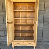 Armoire en bois brut