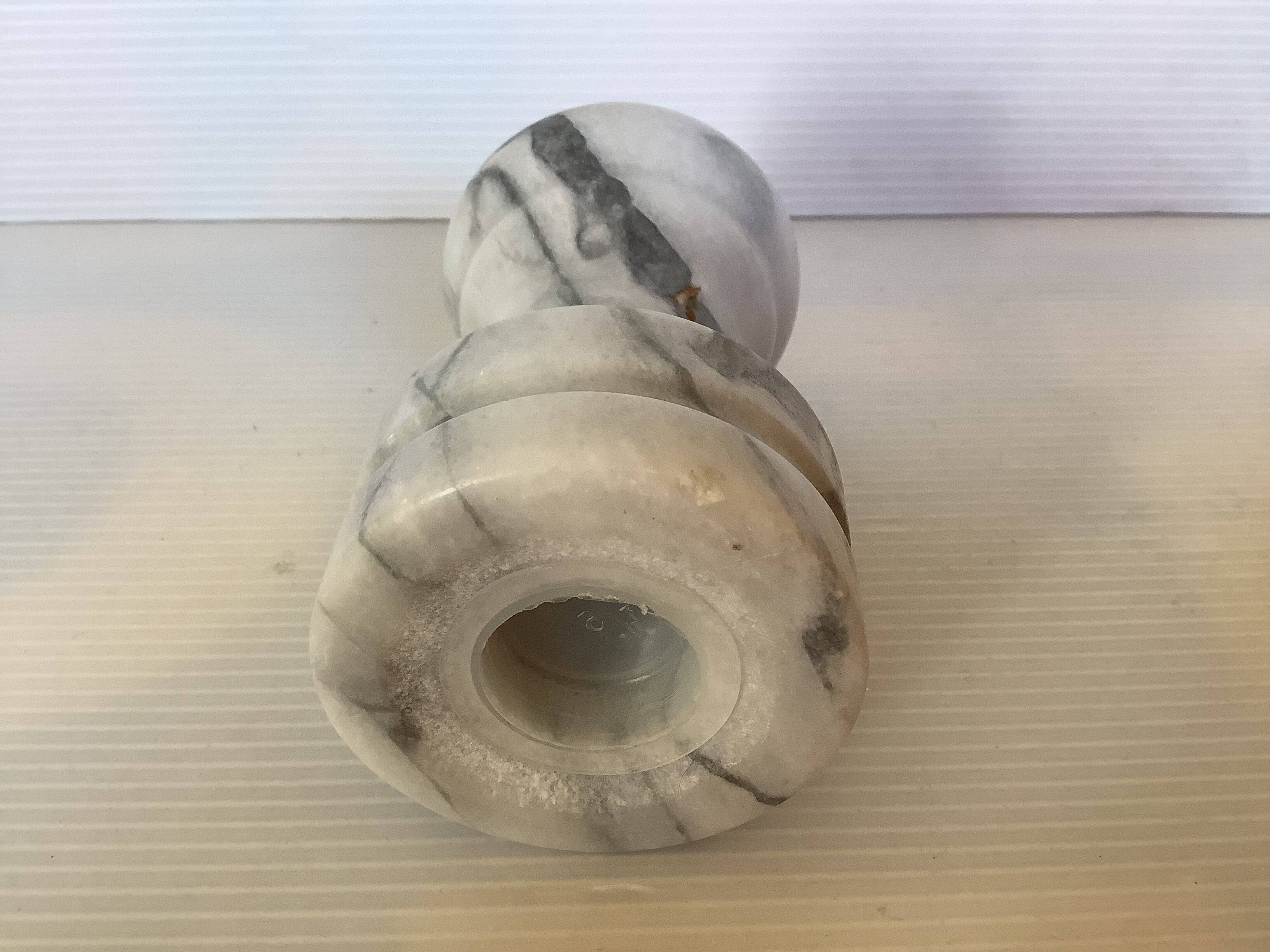 Salière en marbre blanc gris