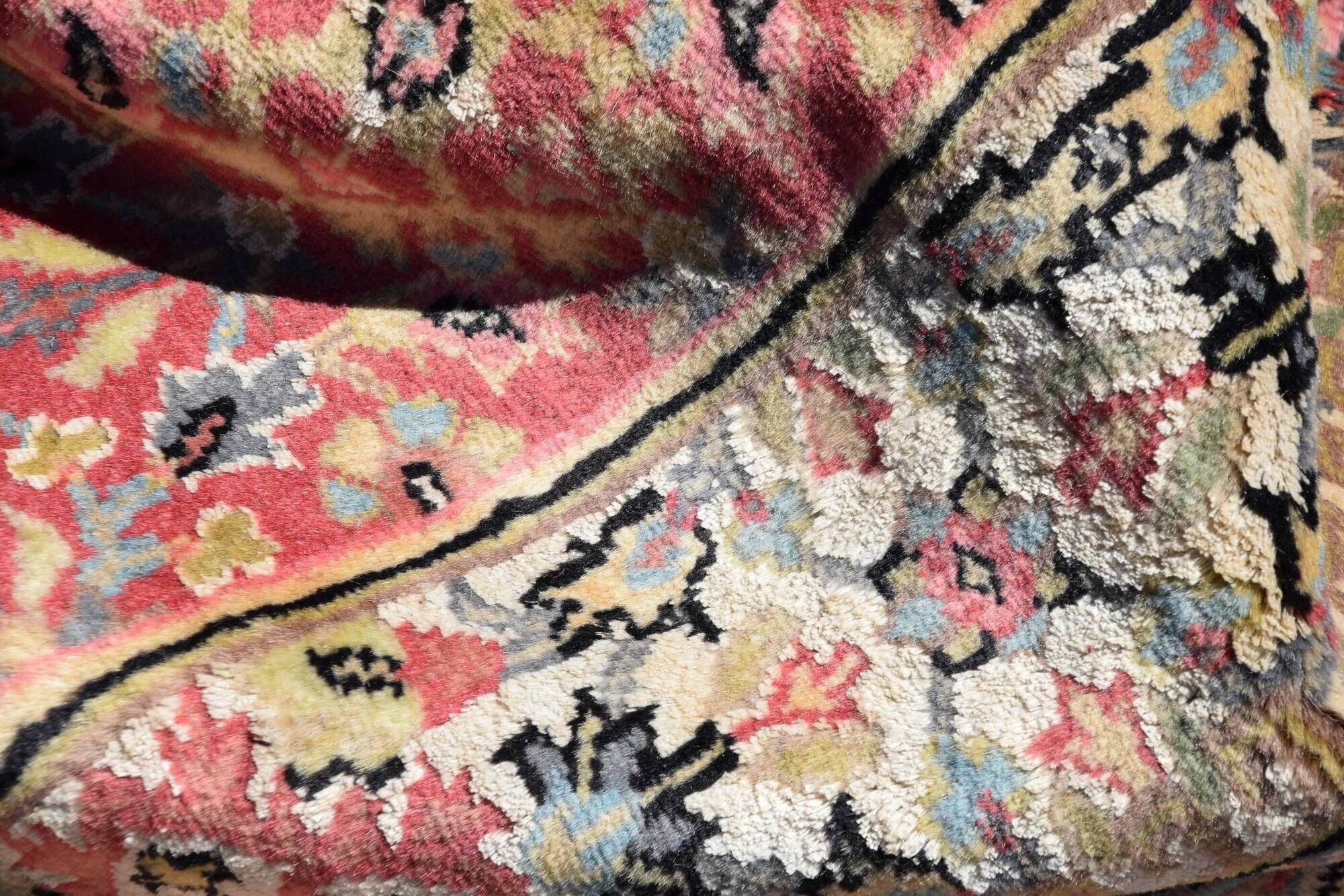Jihangie wool and silk oriental carpet : 1.28 x 1.90 m