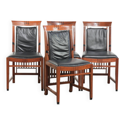 4 chaises de salle à manger Art Déco en cuir de vache noir et en bois.