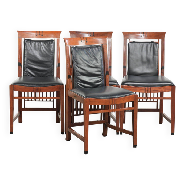 4 chaises de salle à manger Art Déco en cuir de vache noir et en bois.
