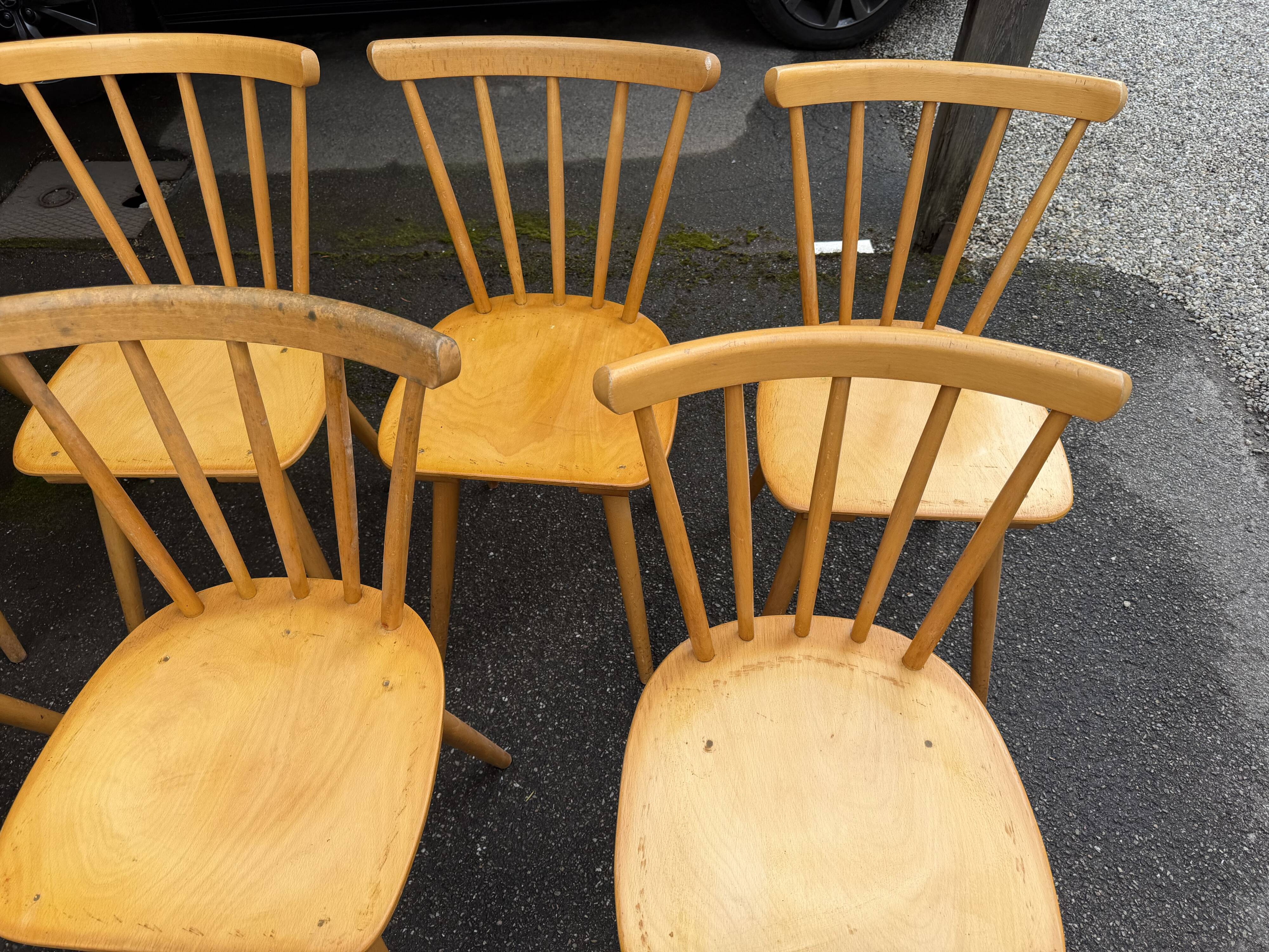 12 Scandinavian-style bistro chairs