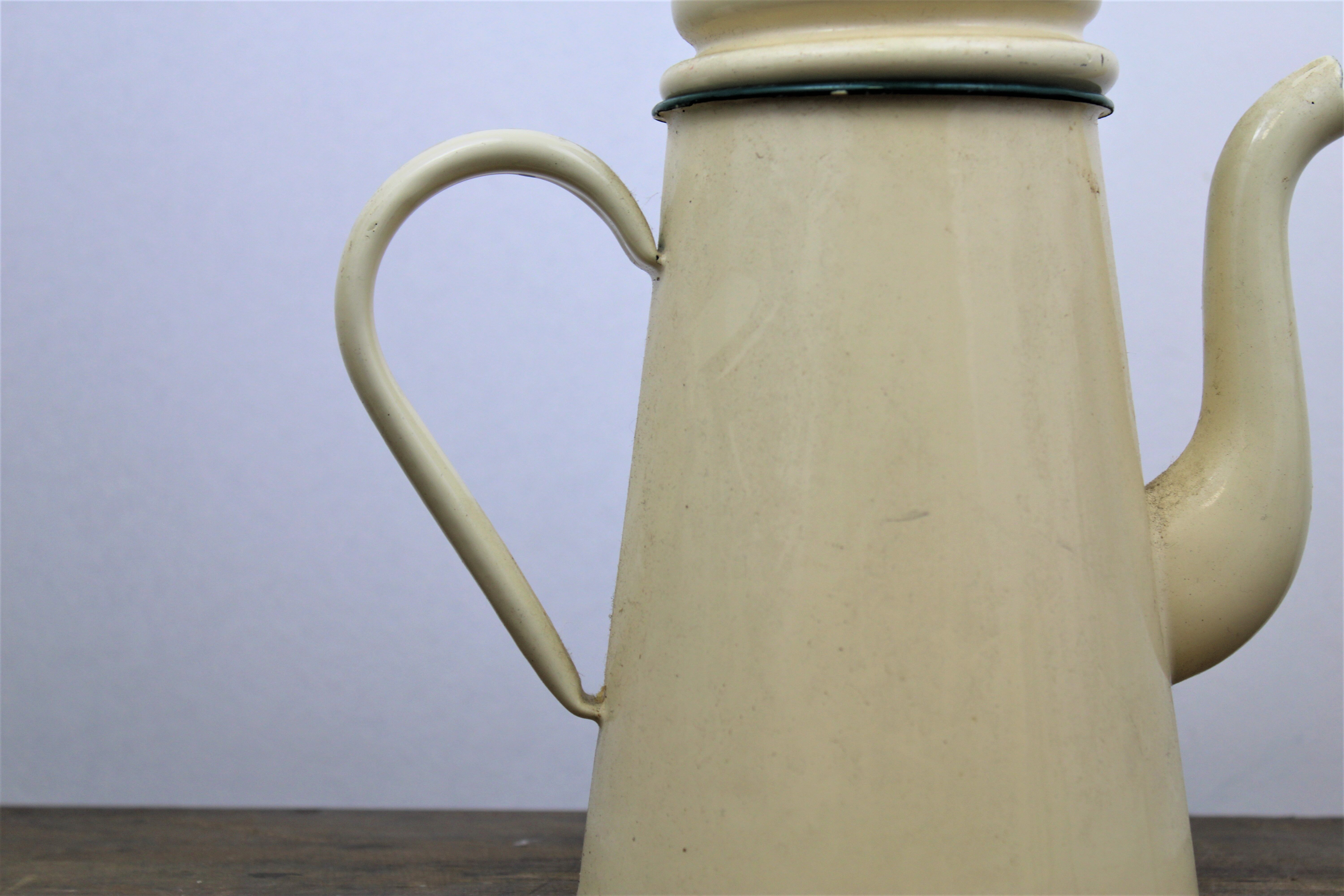 Enamelled sheet metal teapot