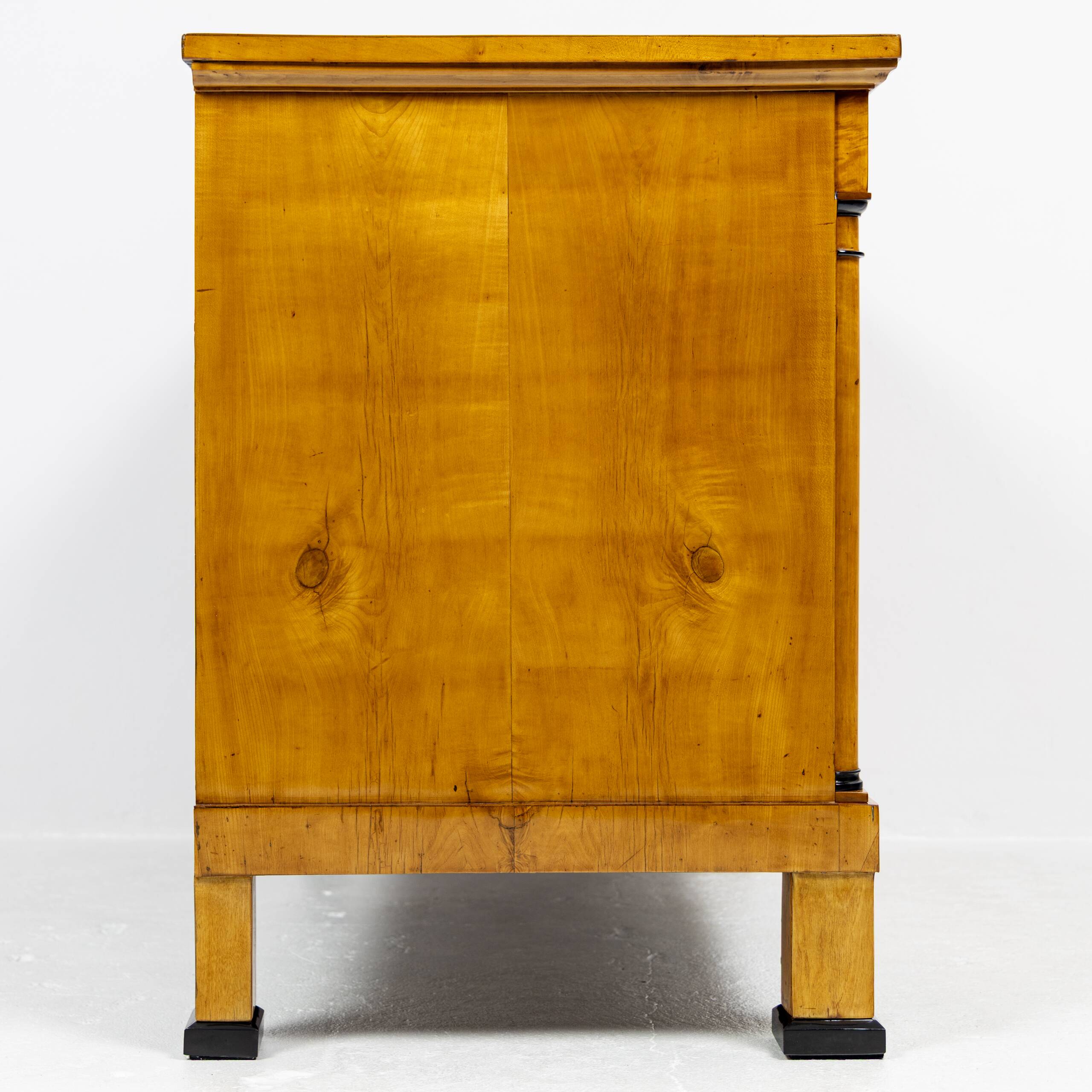 Biedermeier commode in birch veneer 1820-1830