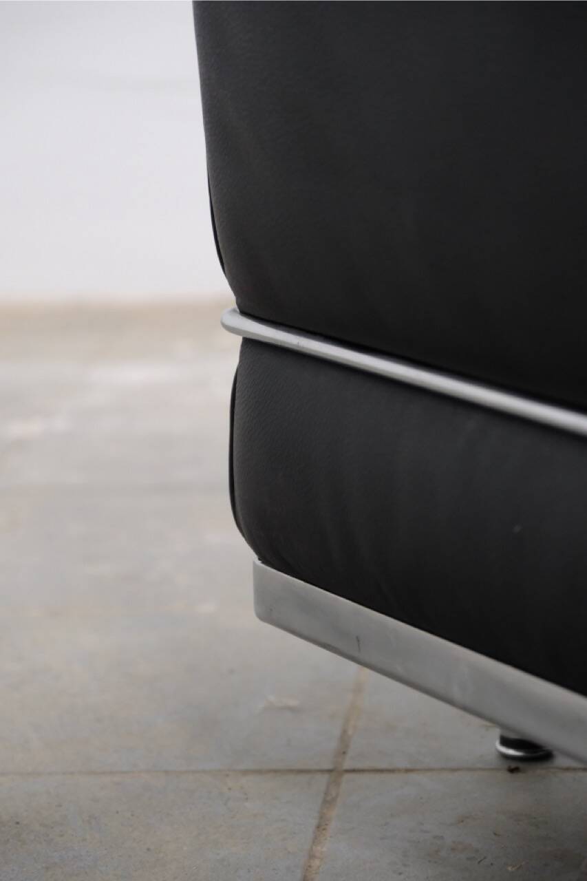 LC2 armchair in black leather – Design Le Corbusier, Pierre Jeanneret & Charlotte Perriand, 60s