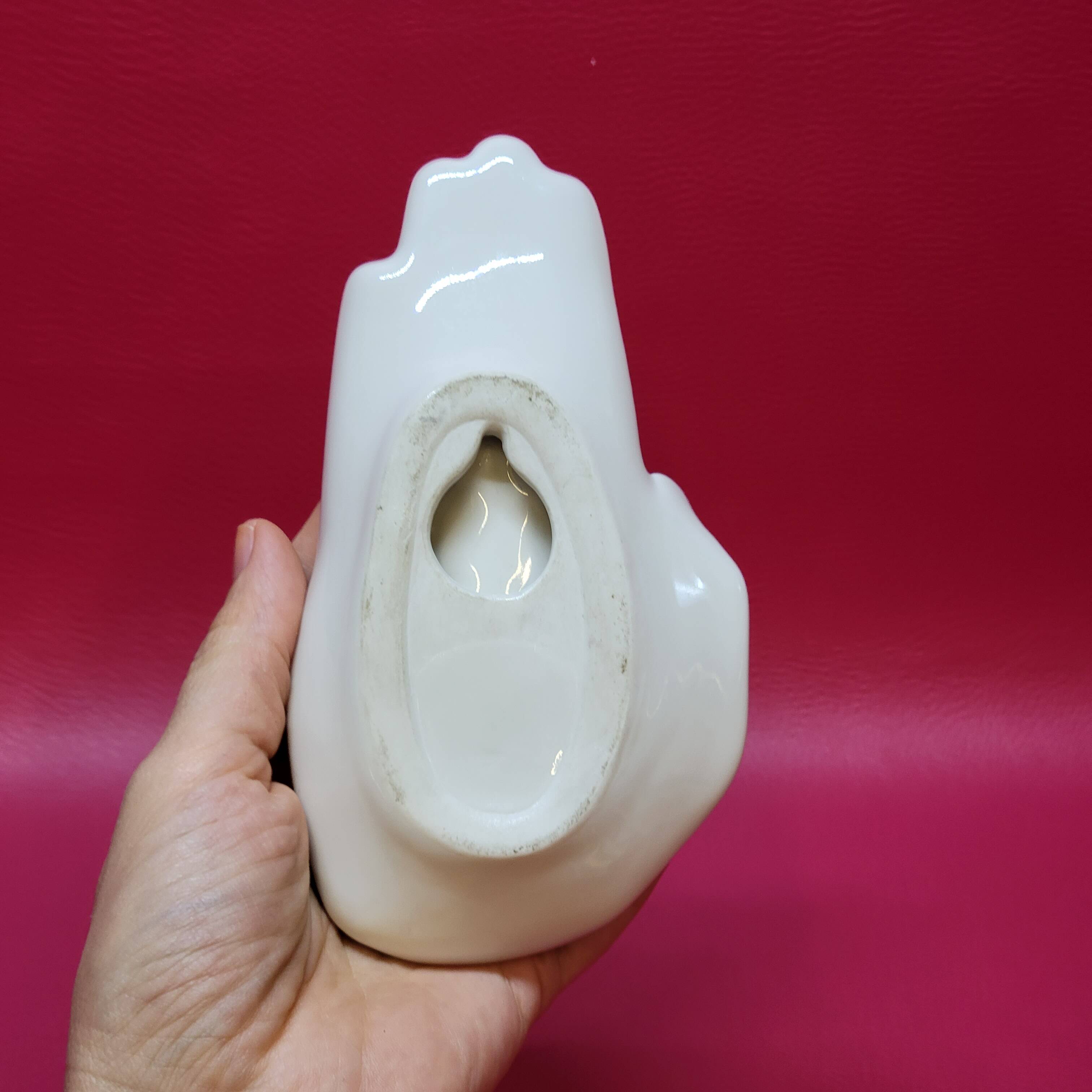 Empty White Porcelain Pocket in the Shape of a Vintage Hand