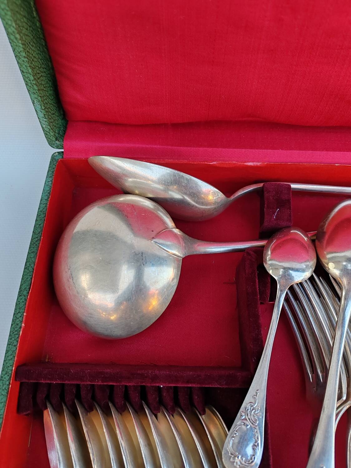 38-piece silver-plated cutlery set by Apollo.