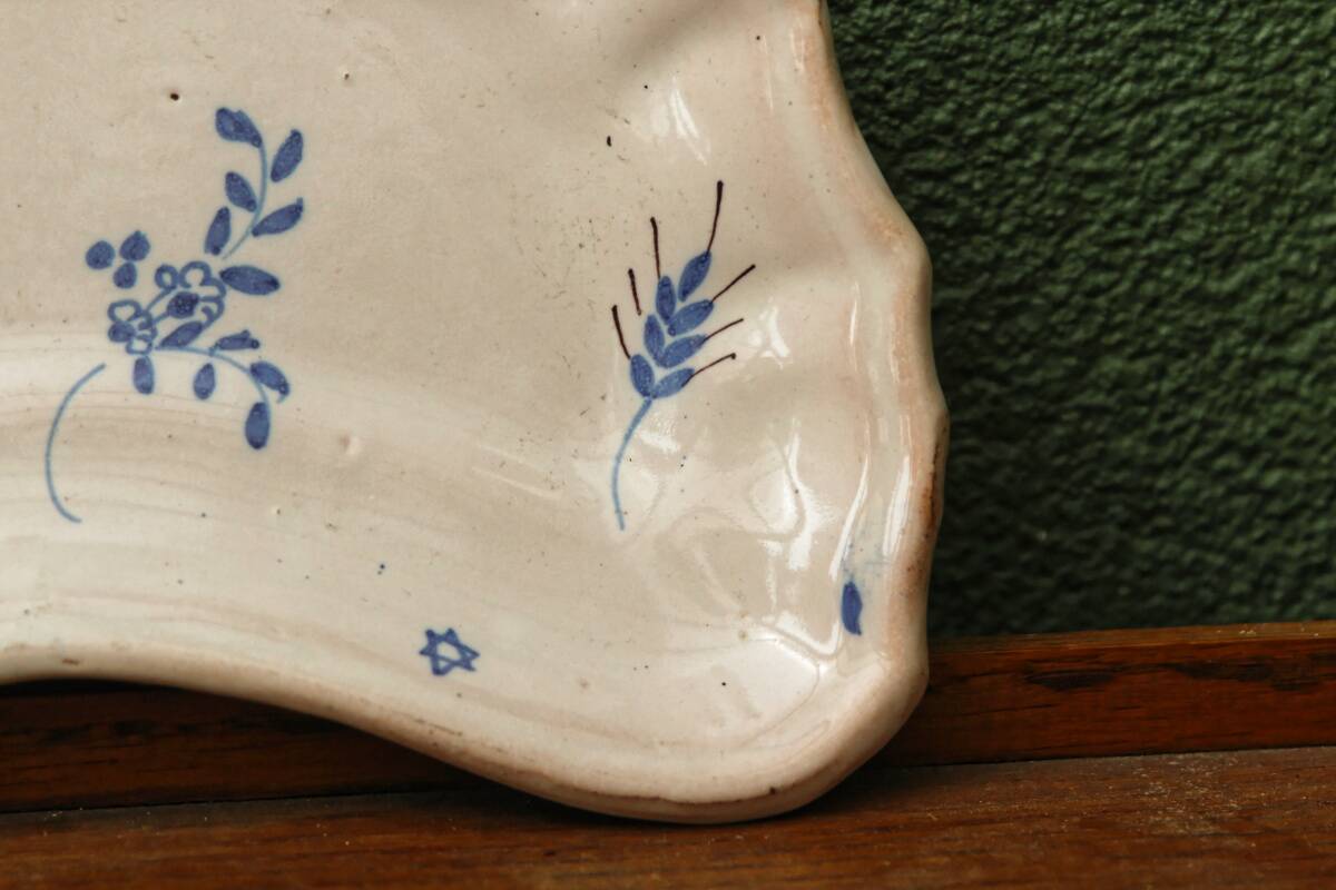 Martres Tolosane earthenware beard dish, 19th century