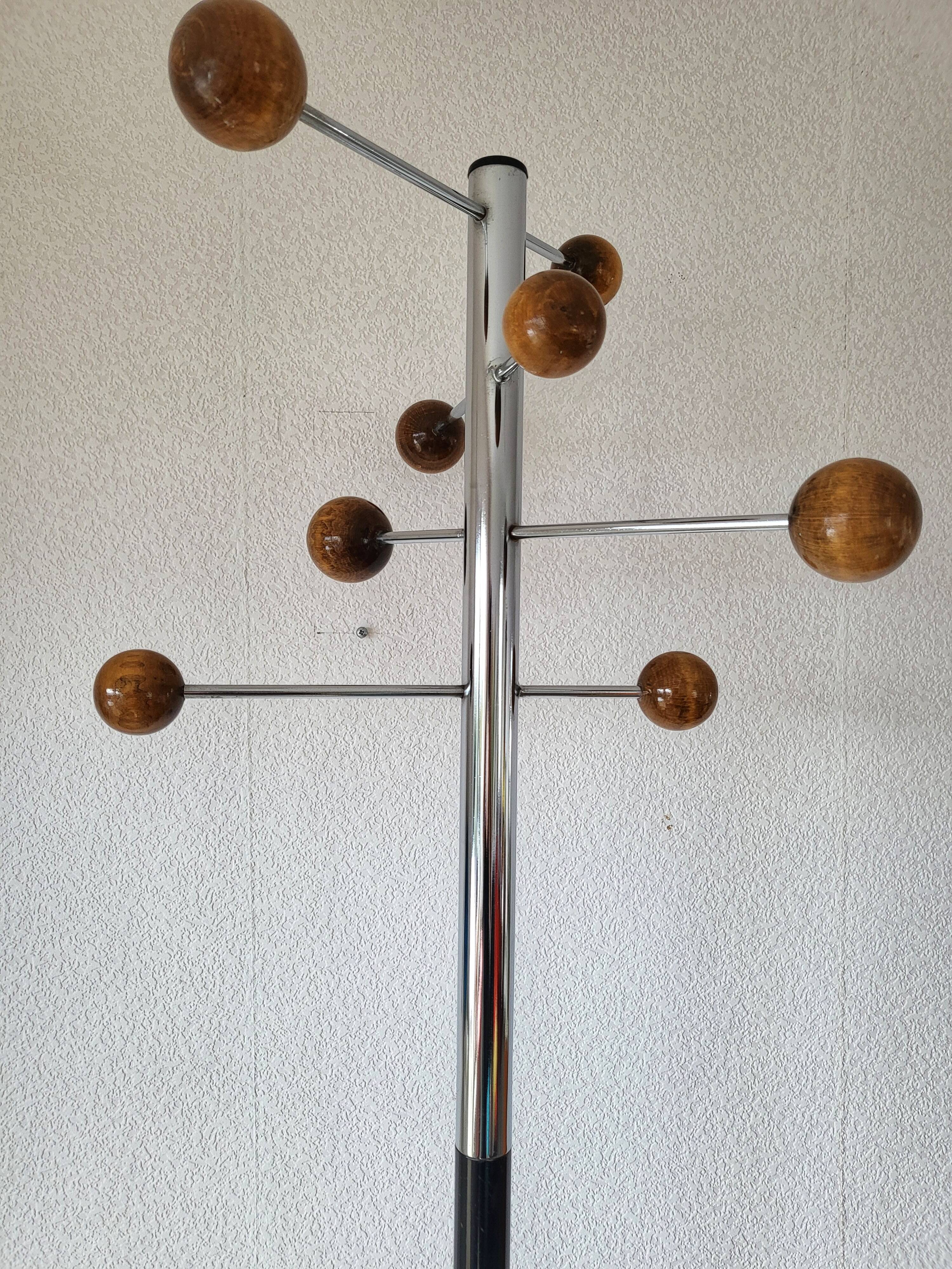 Atomic Coat rack in chrome/black metal and wood.
