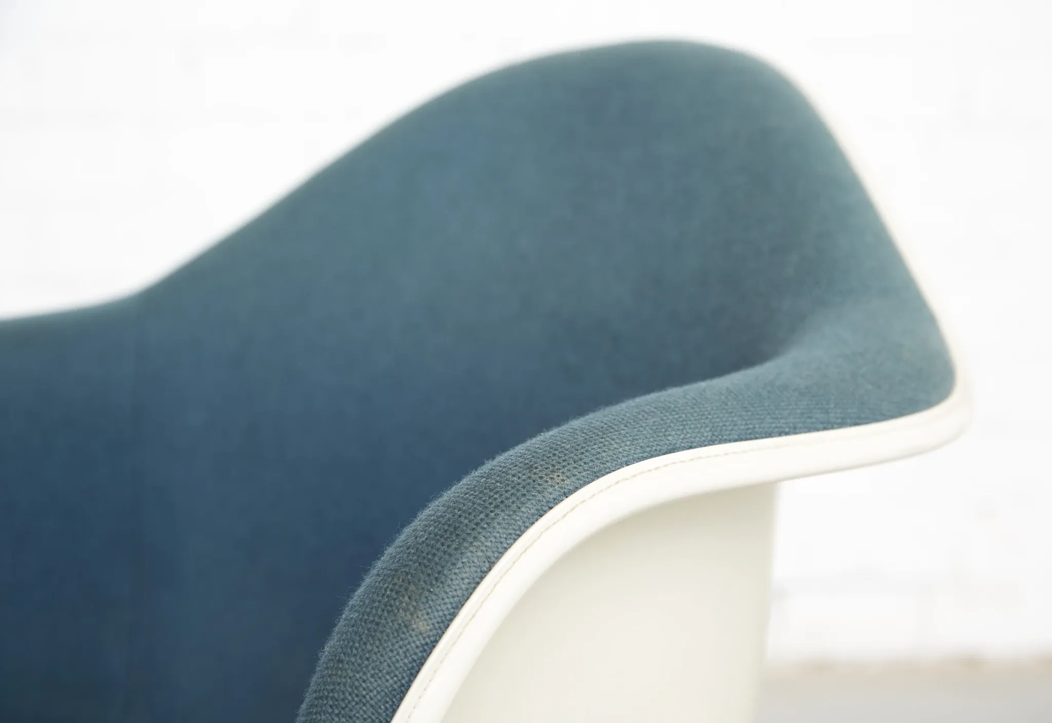 Pair dal la fonda fiberglas chair by charles & ray eames for vitra