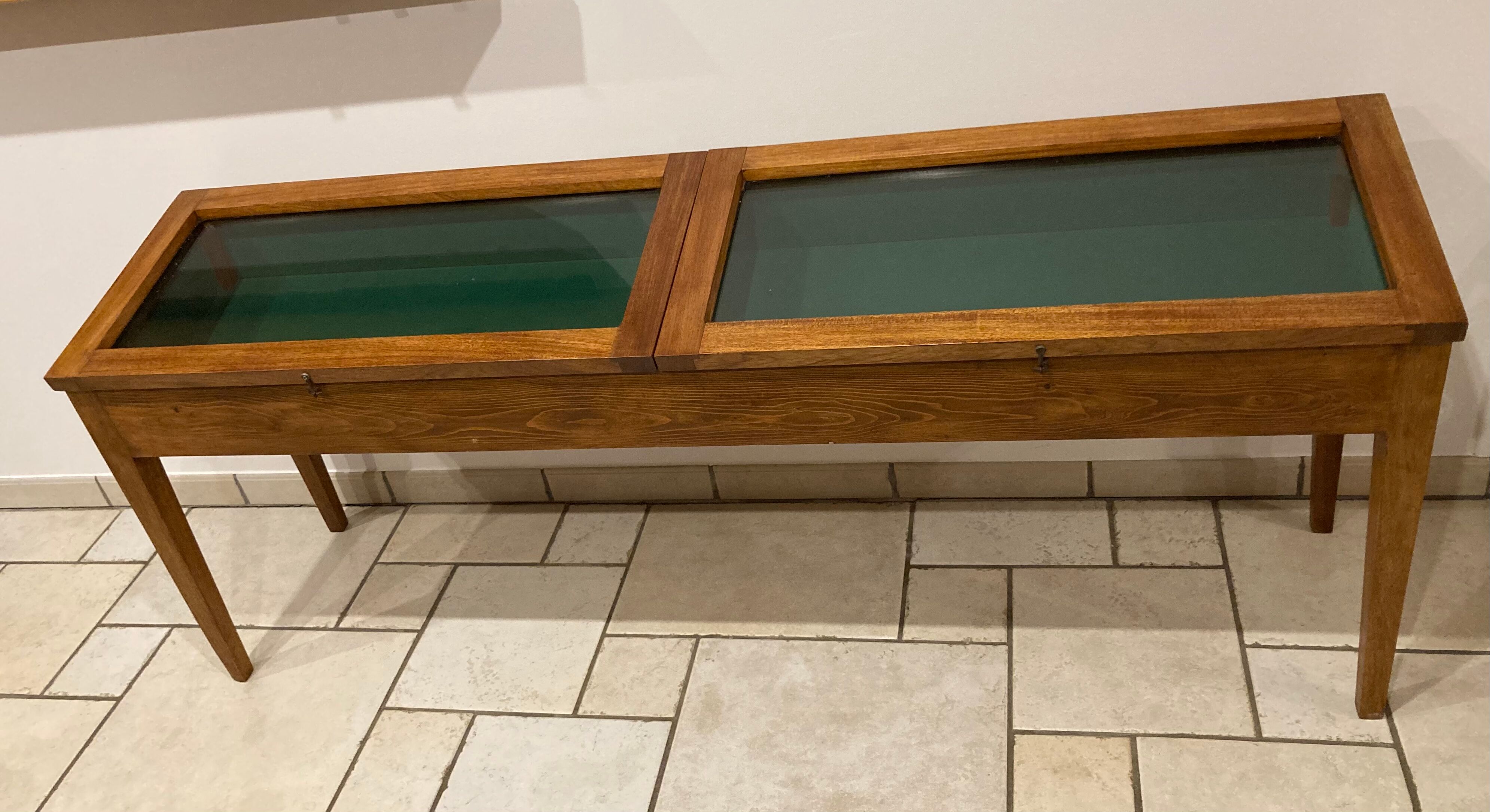 Presentation glass table