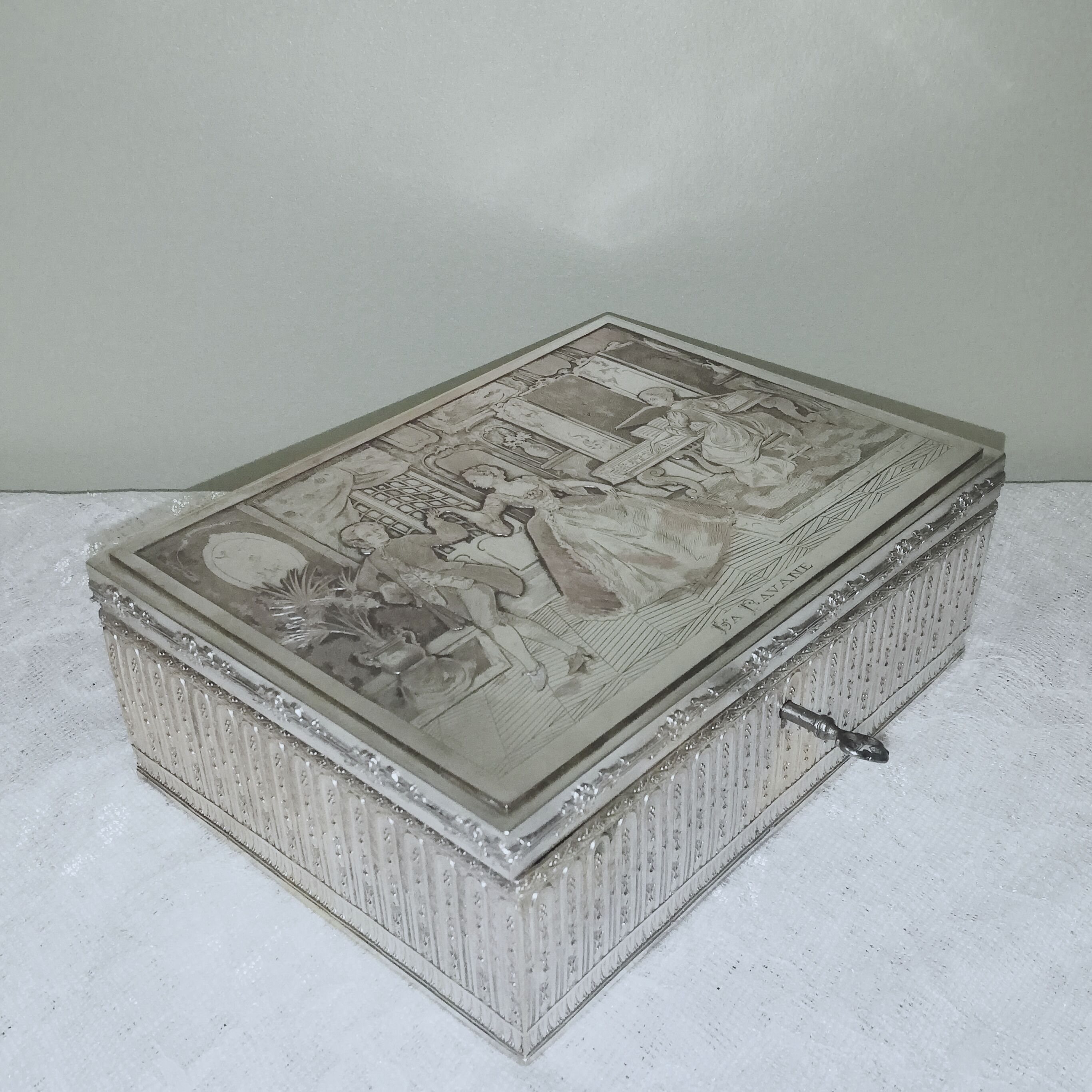 Boîte à bijoux en métal argenté et cuivré