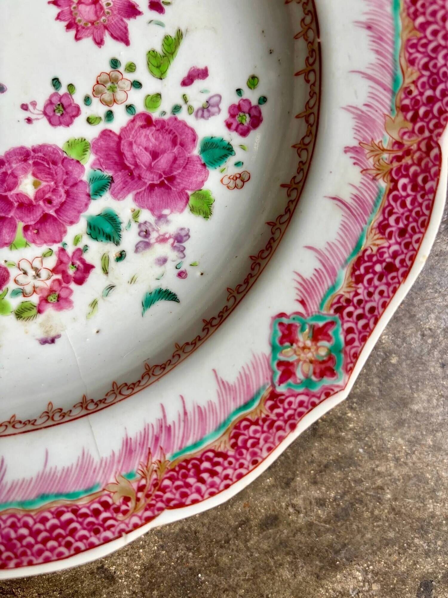 Deep plate from the Compagnie des Indes Famille Rose porcelain, 18th century