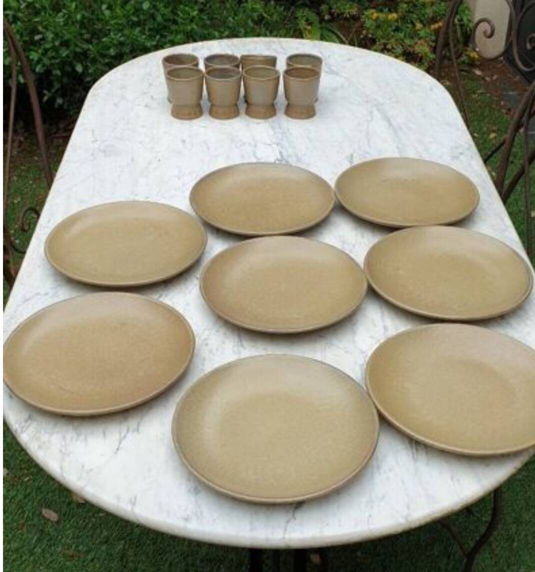 8 assiettes en grès